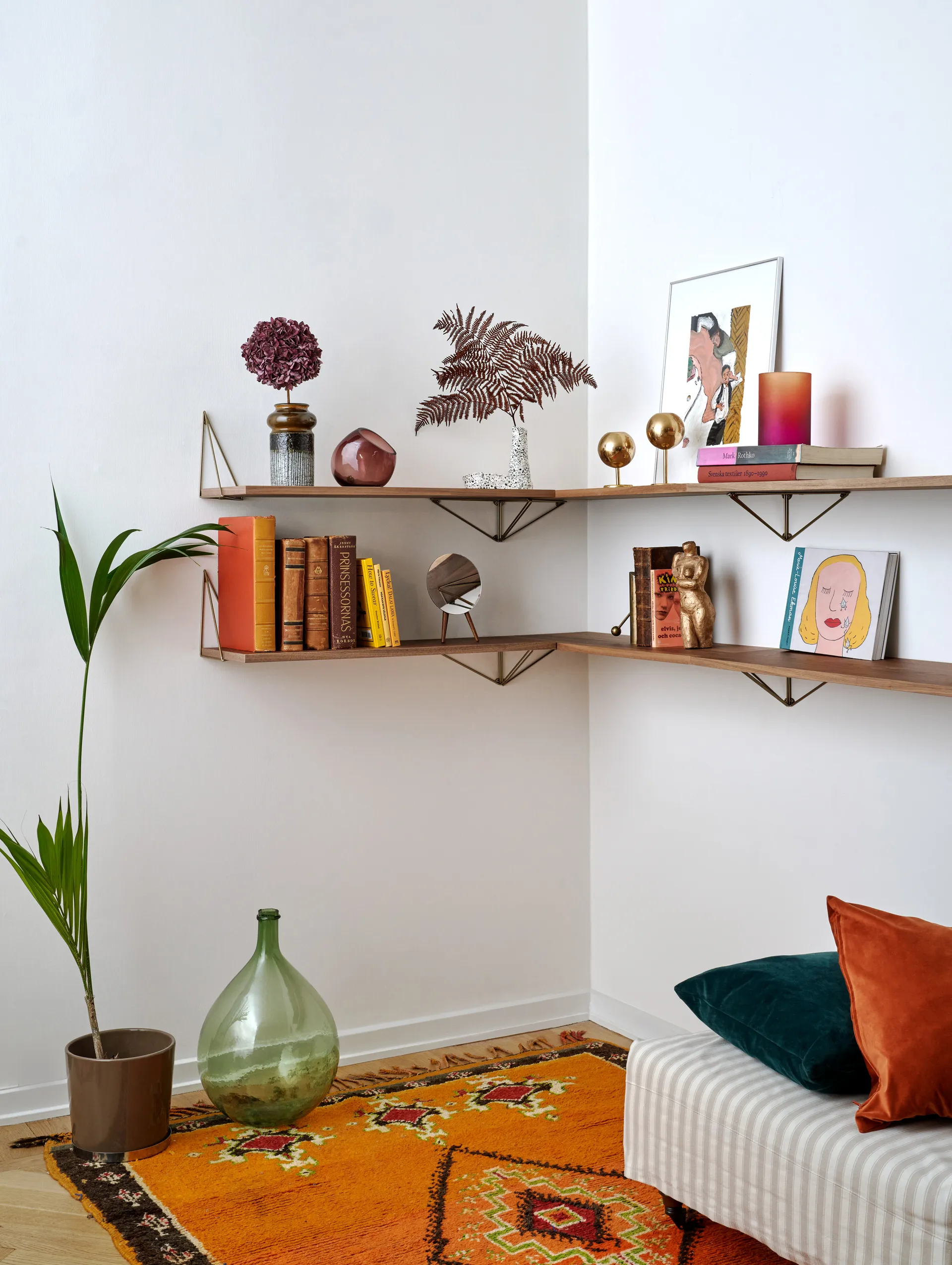 Pythagoras shelf, Large, walnut Maze