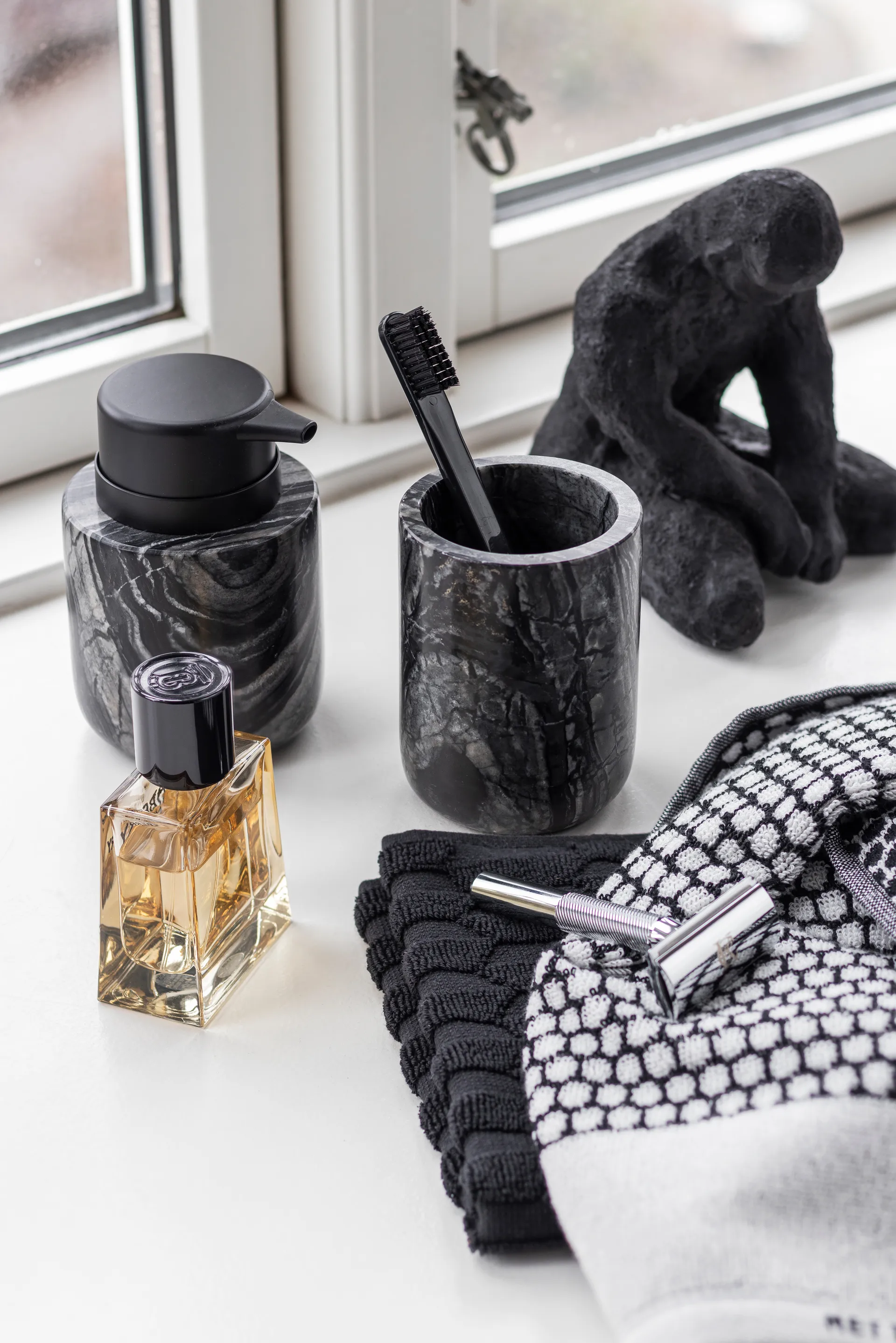 Marble toothbrush holder 10 cm, Black-Grey Mette Ditmer