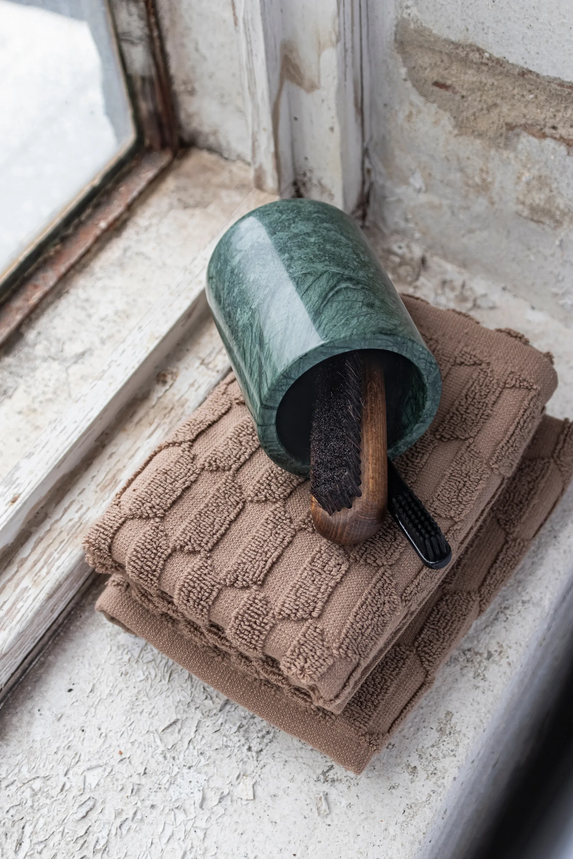 Marble toothbrush holder 10 cm, Dark forest Mette Ditmer