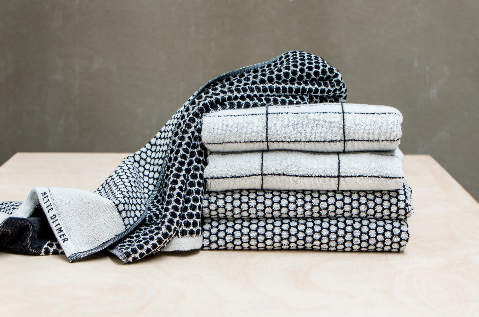 Tile Stone guest towel 38x60 cm 2 pack, Black-Off-white Mette Ditmer
