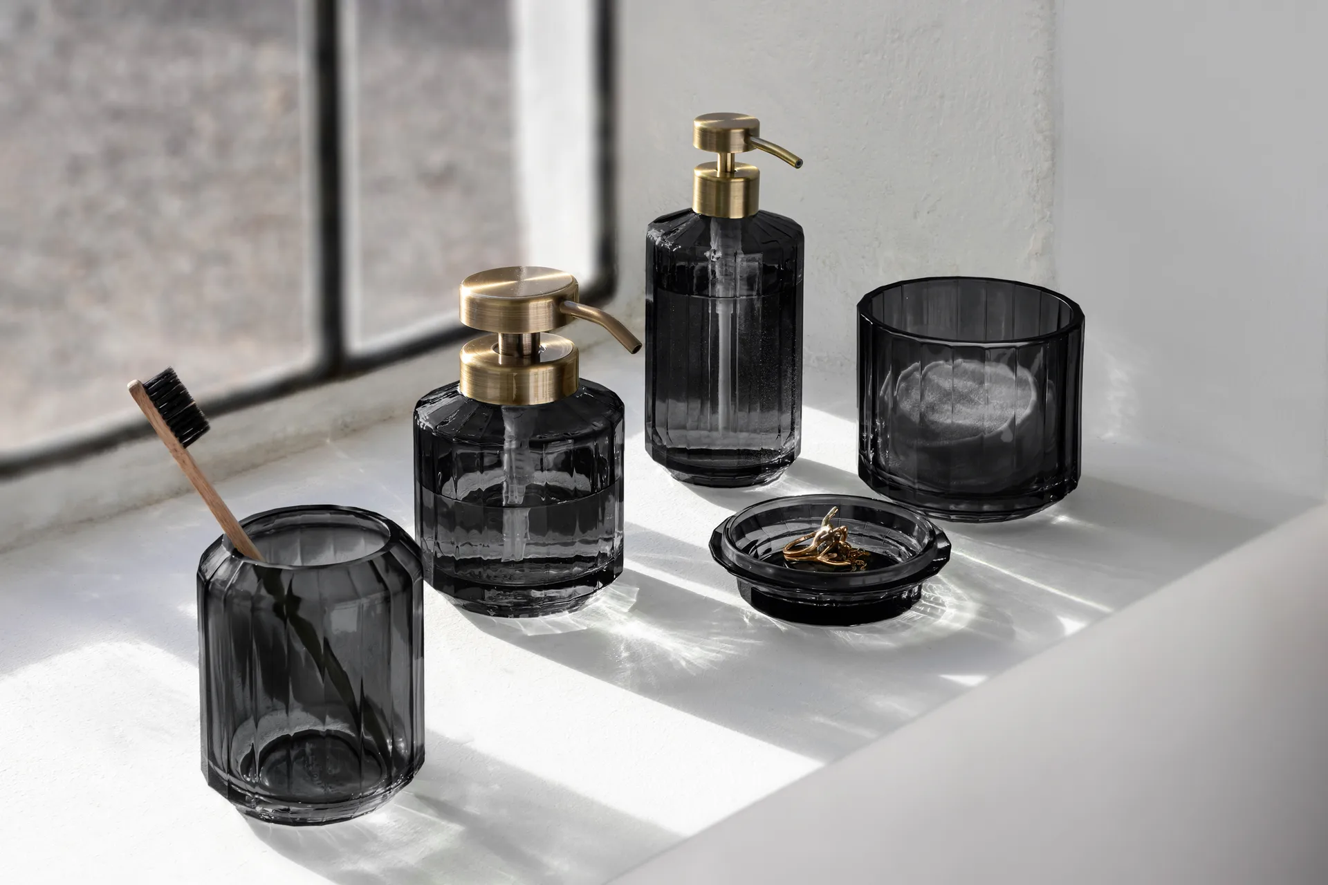 Vision soap dispenser low, Black Mette Ditmer