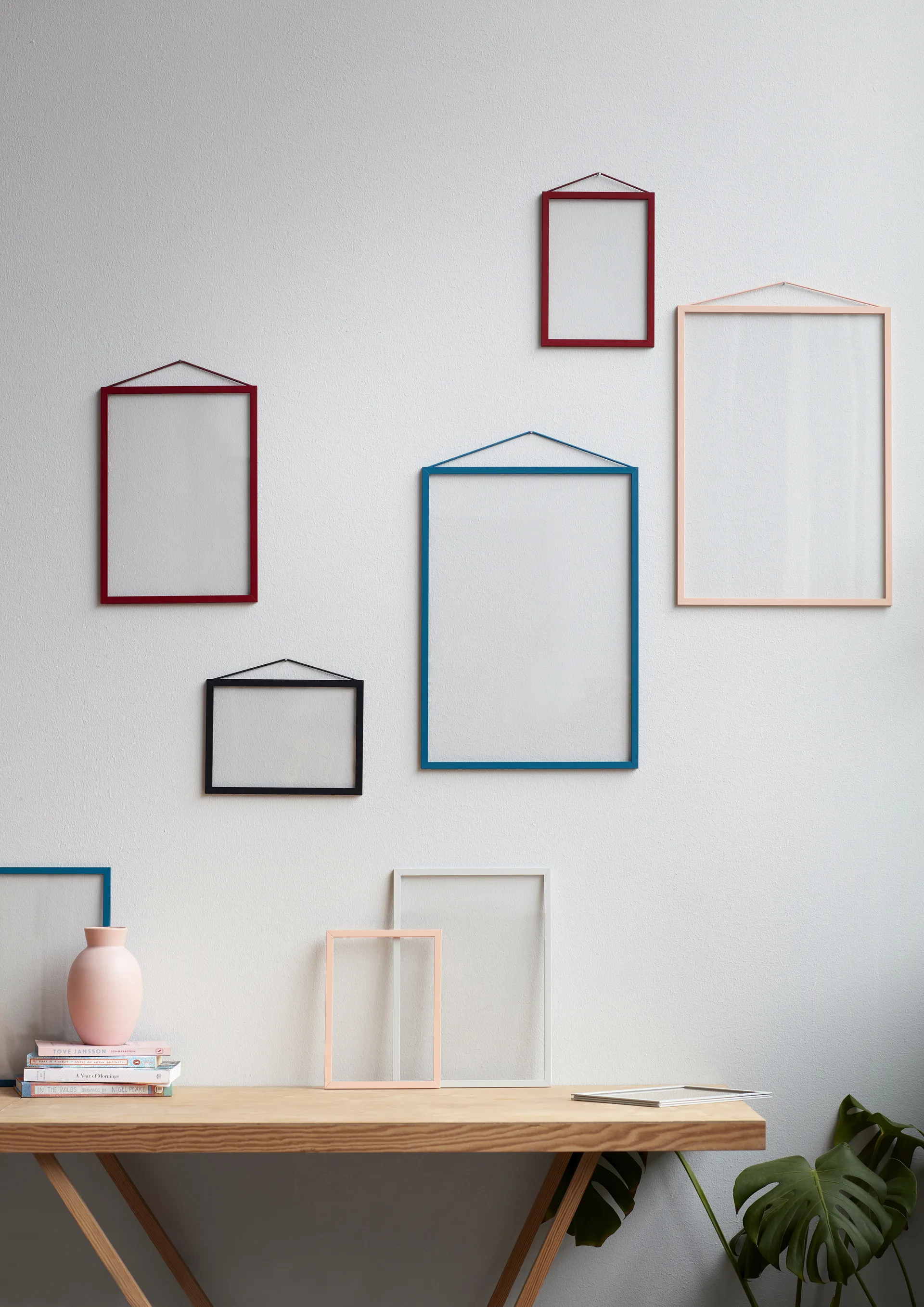 Moebe frame A5 16.5x22.7 cm, Transparent. Red MOEBE