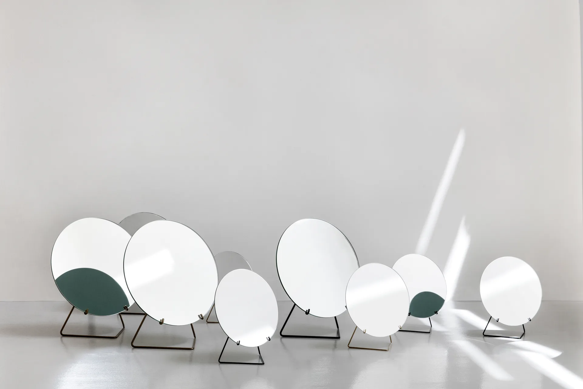 Table mirror Ø30 cm, Black MOEBE