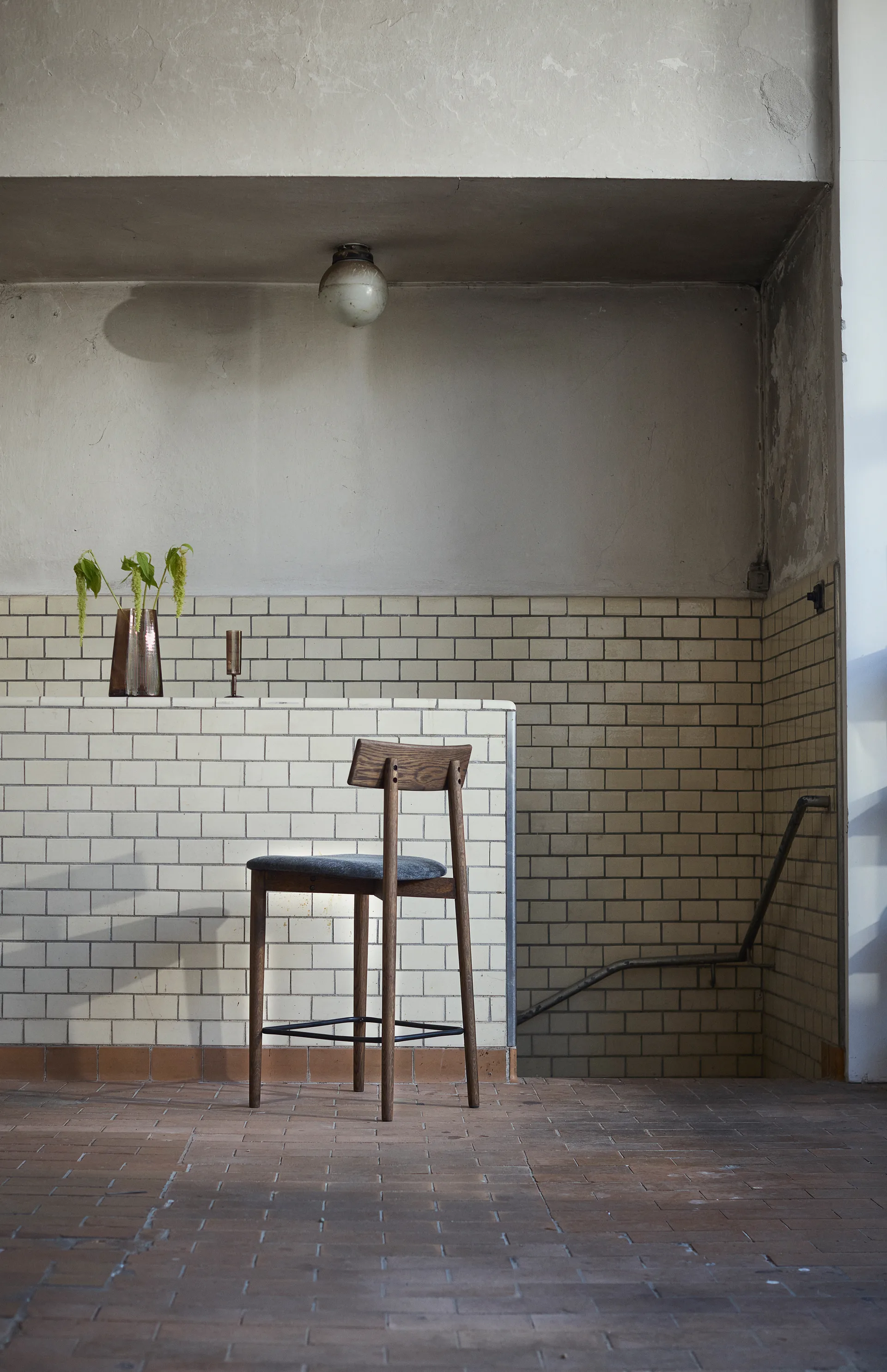 Tetra bar stool, Granite-colored fabric–dark oiled oak MUUBS