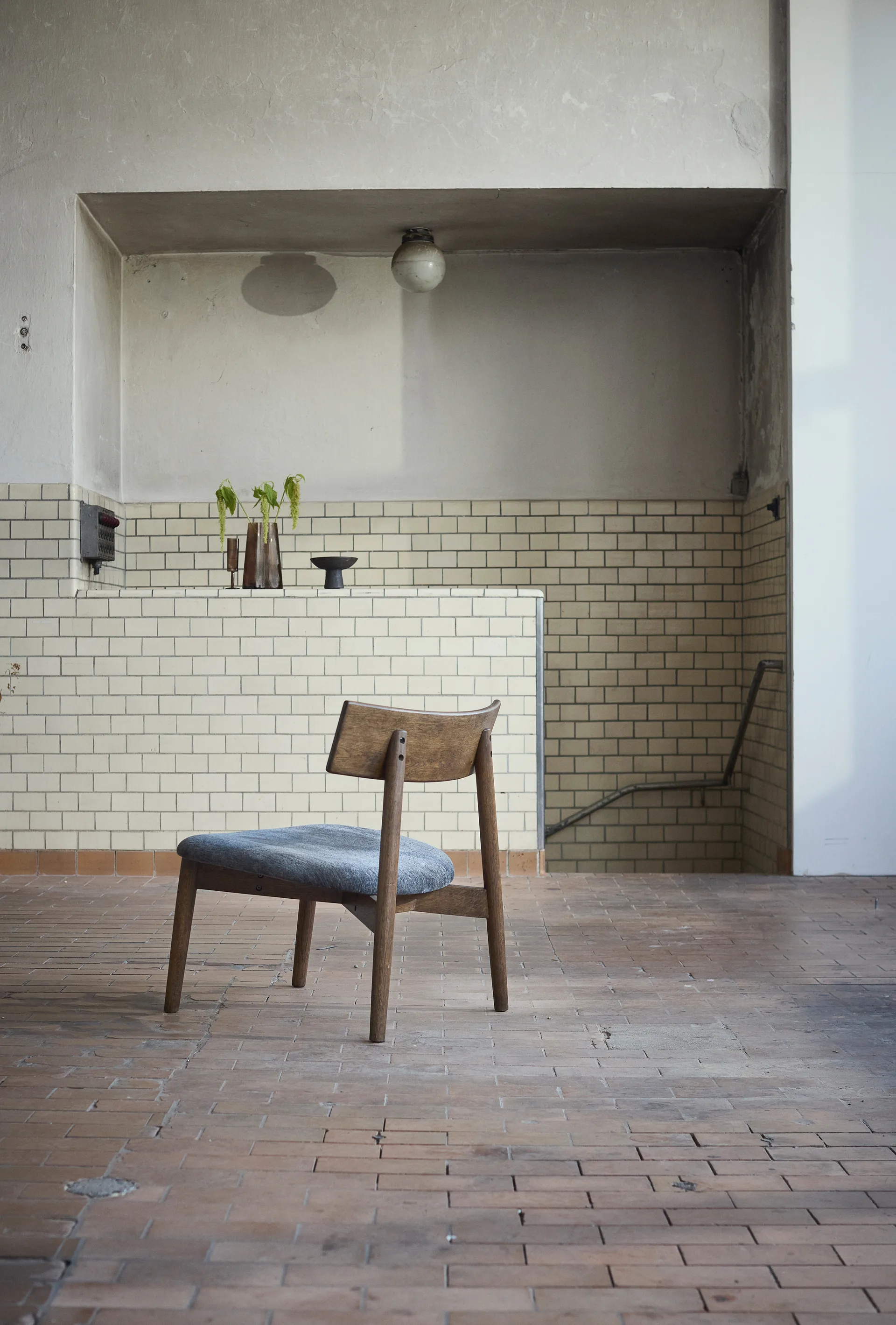 Tetra lounge chair, Granite-colored fabric–dark oiled oak MUUBS