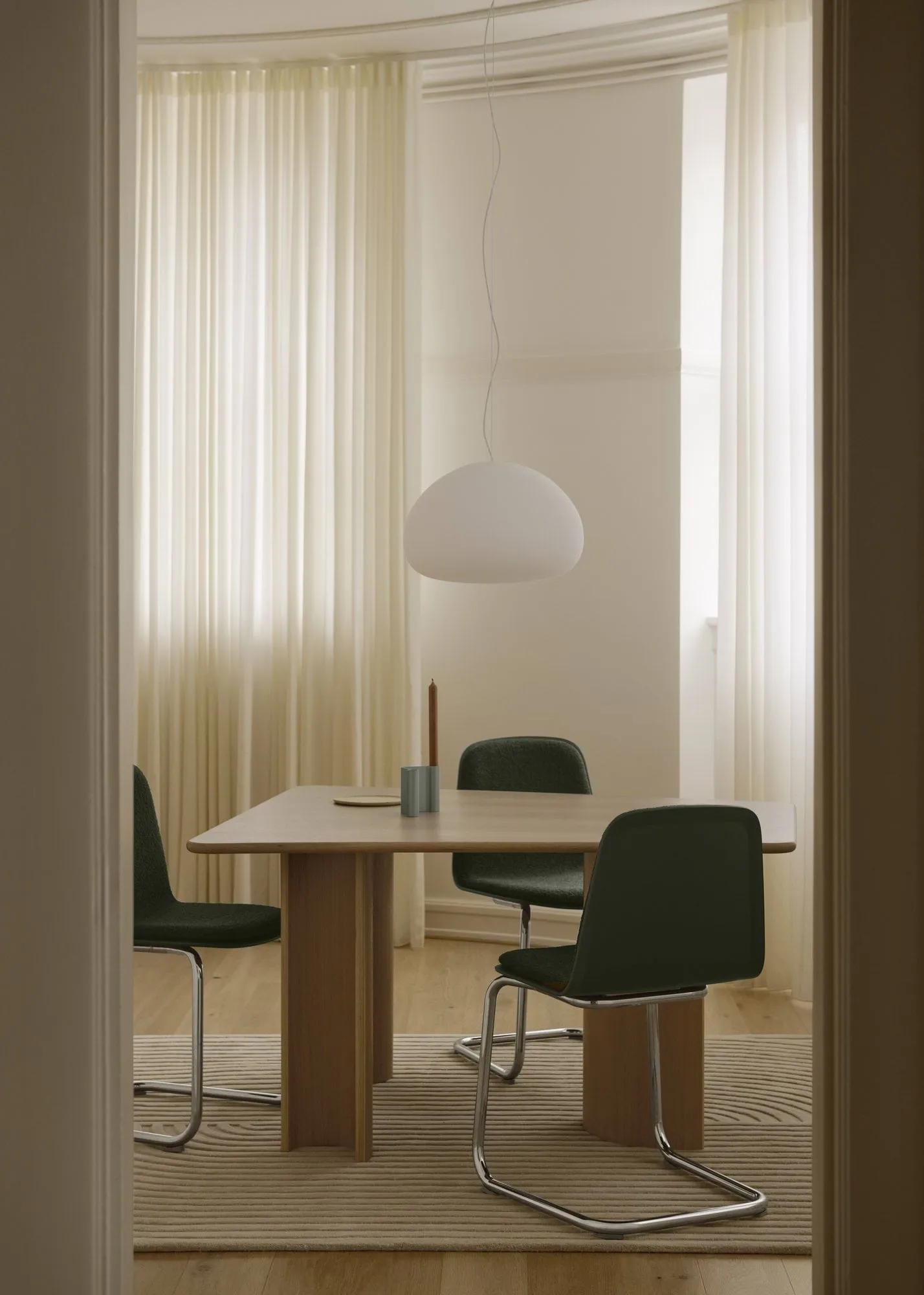Brink Chair Cantilever Base chair, Black-black Muuto