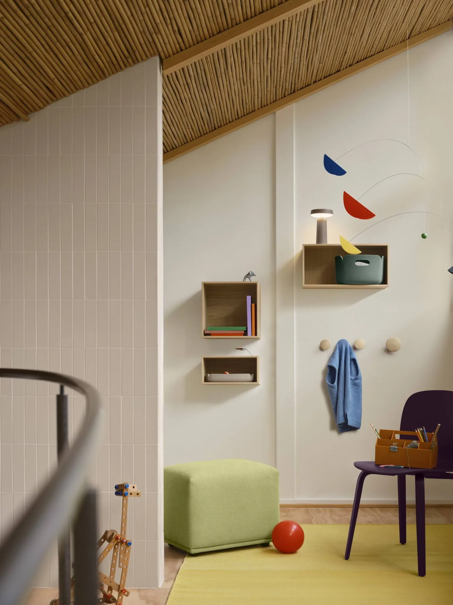 Dots Wood coat hook, Brown red, Ø13 cm Muuto