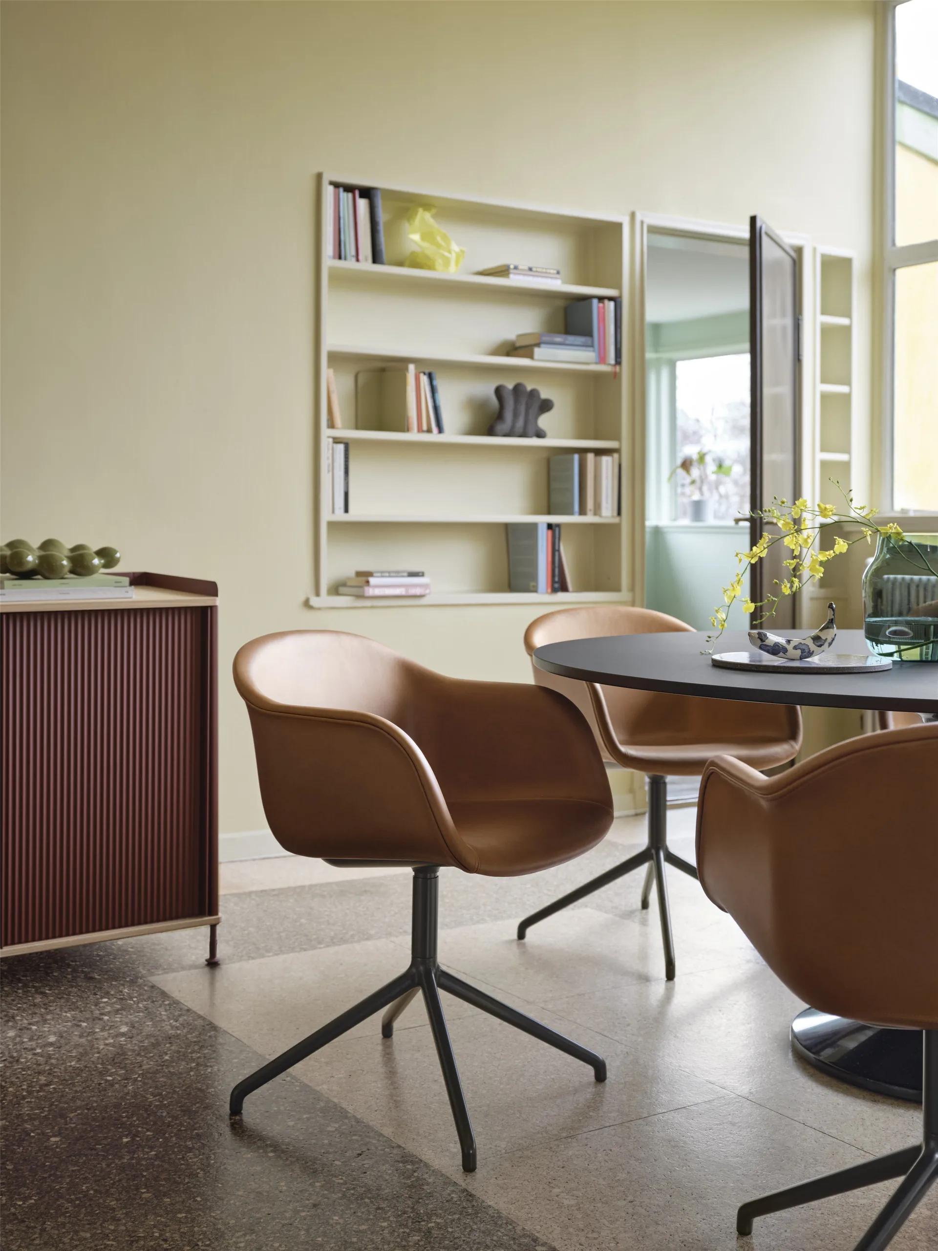Midst pedestal table, Black linoleum-black, Ø160 cm Muuto