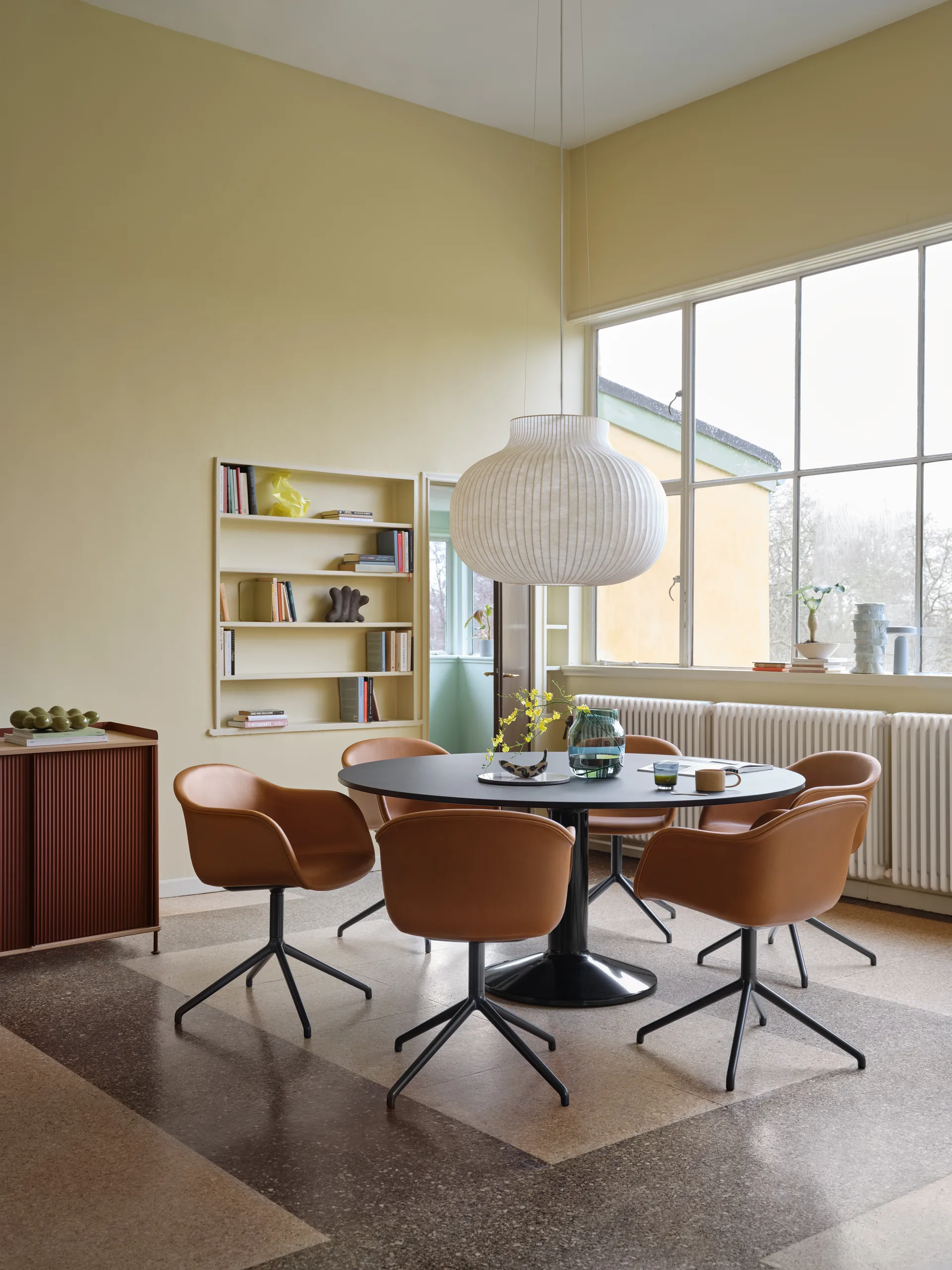 Midst pedestal table, Dark oiled oak-black, Ø160 cm Muuto
