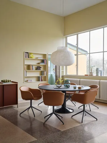 Midst pedestal table - Dark oiled oak-black, Ø160 cm - Muuto