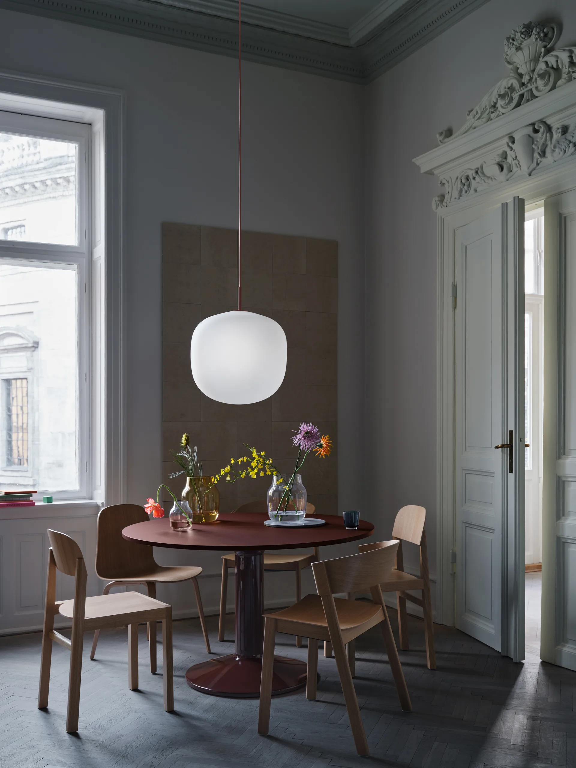 Midst pedestal table, Dark oiled oak-black, Ø160 cm Muuto