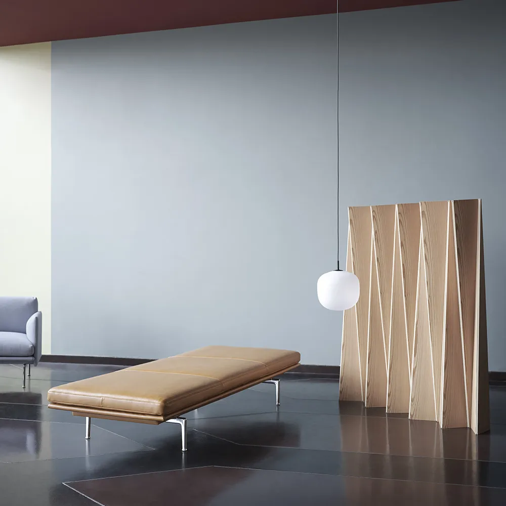 Outline daybed, Refine leather cognac-Black Muuto