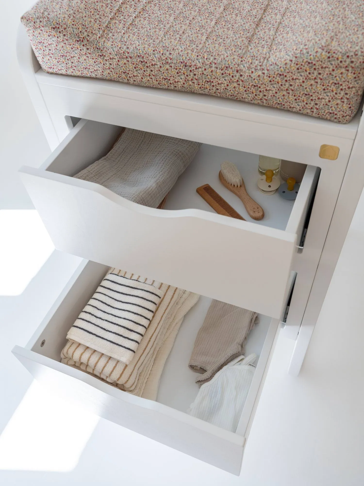 Form changing table 65.4x56x95 cm, White Nofred