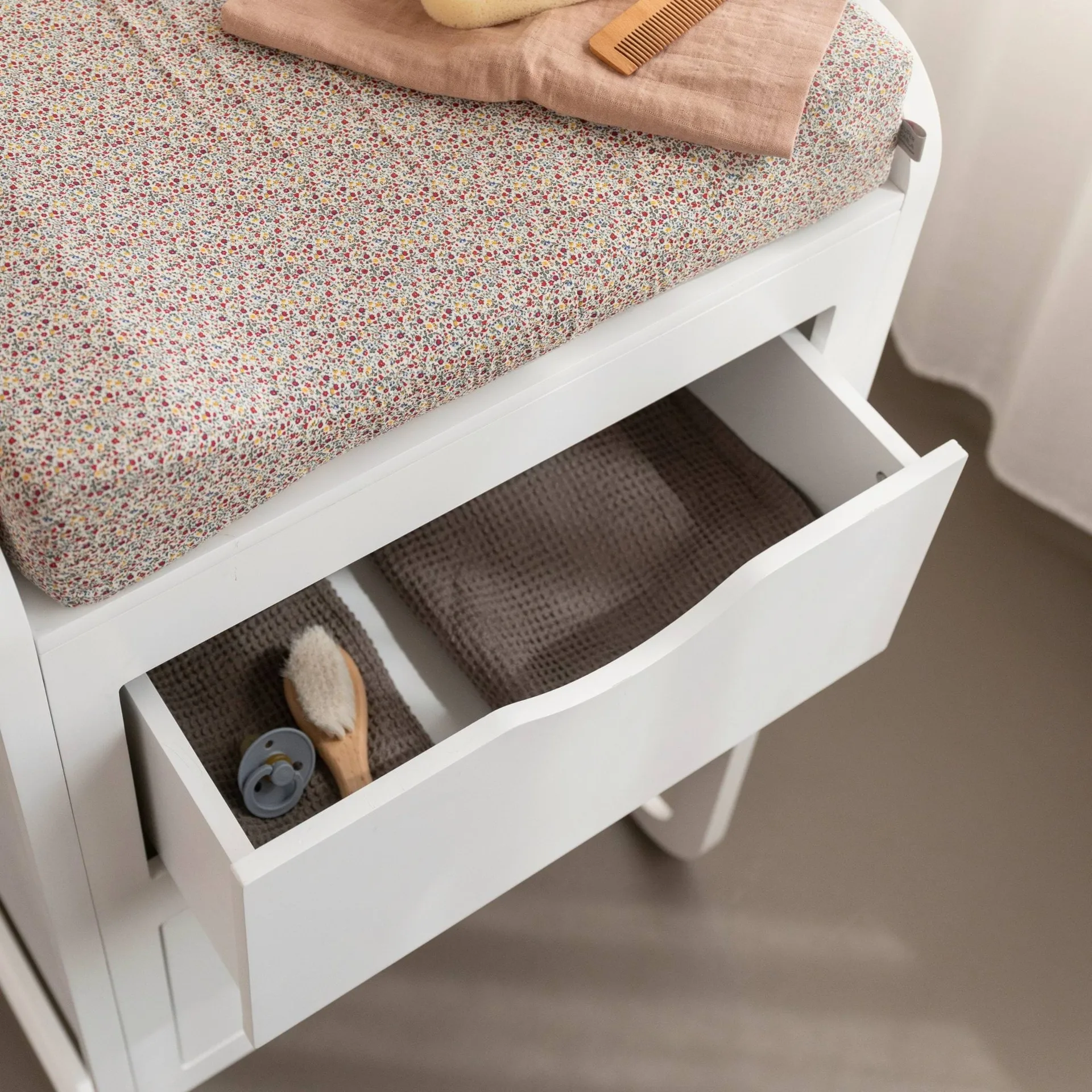 Form changing table 65.4x56x95 cm, White Nofred