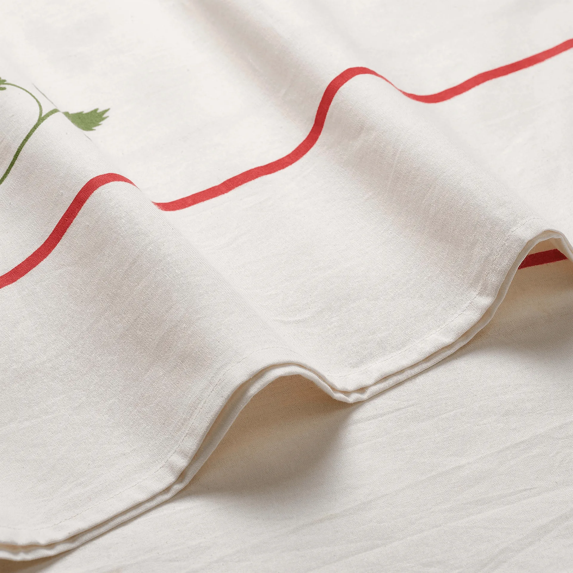 Wild Strawberry tablecloth, Red, 350x150 cm Pick a Poppy