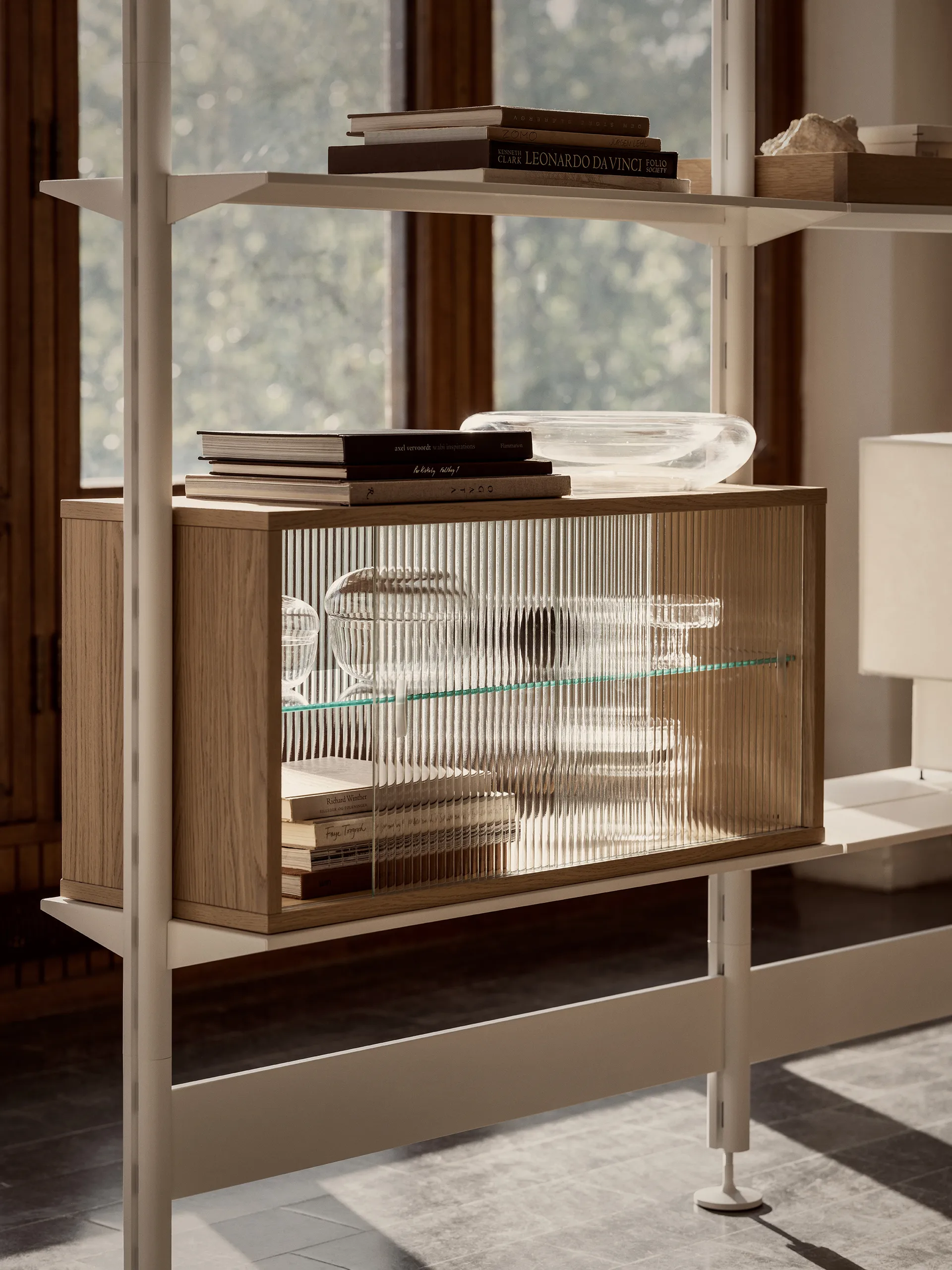 Pira display cabinet, Whitewashed oak–fluted glass, 90x31 cm, 4 doors Pira