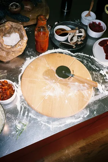 Grand Cru pizza board and pizza cutter - Beech, Ø35 cm - Rosendahl