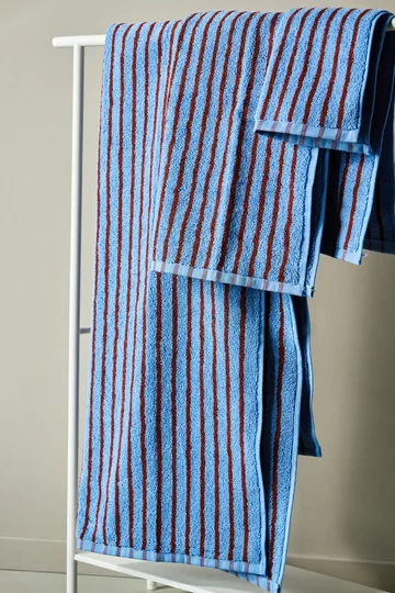 Drift bath towel 70x140 cm - Blue-red - Scandi Living