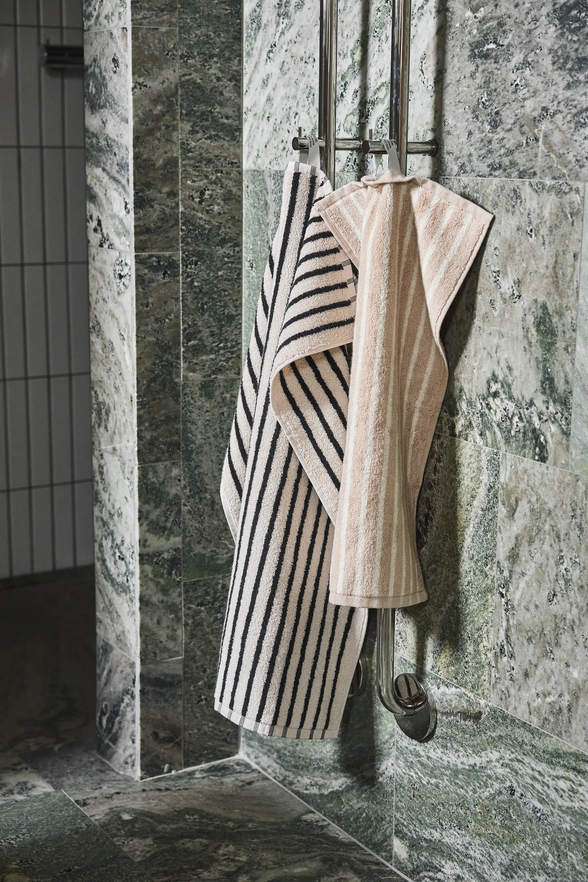 Drift towel set 4 pieces - White-black Scandi Living