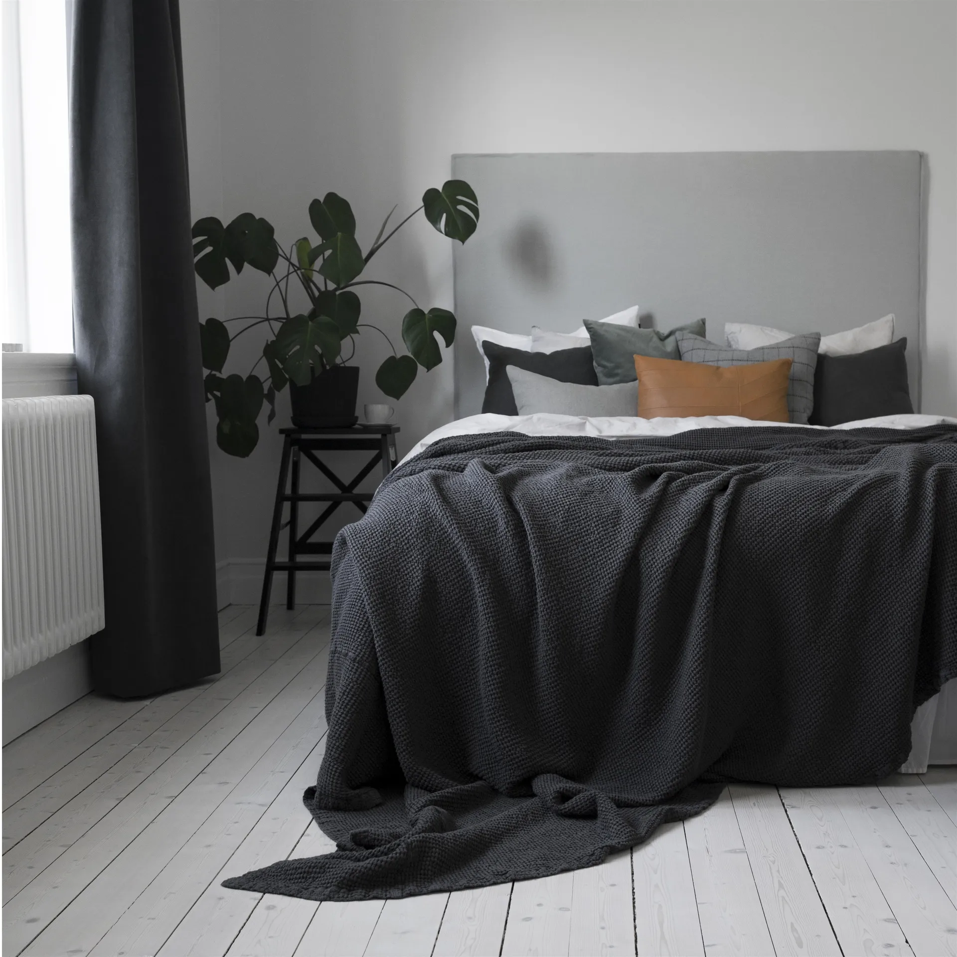 Moss bed spread 260x260 cm, charcoal (grey) Scandi Living