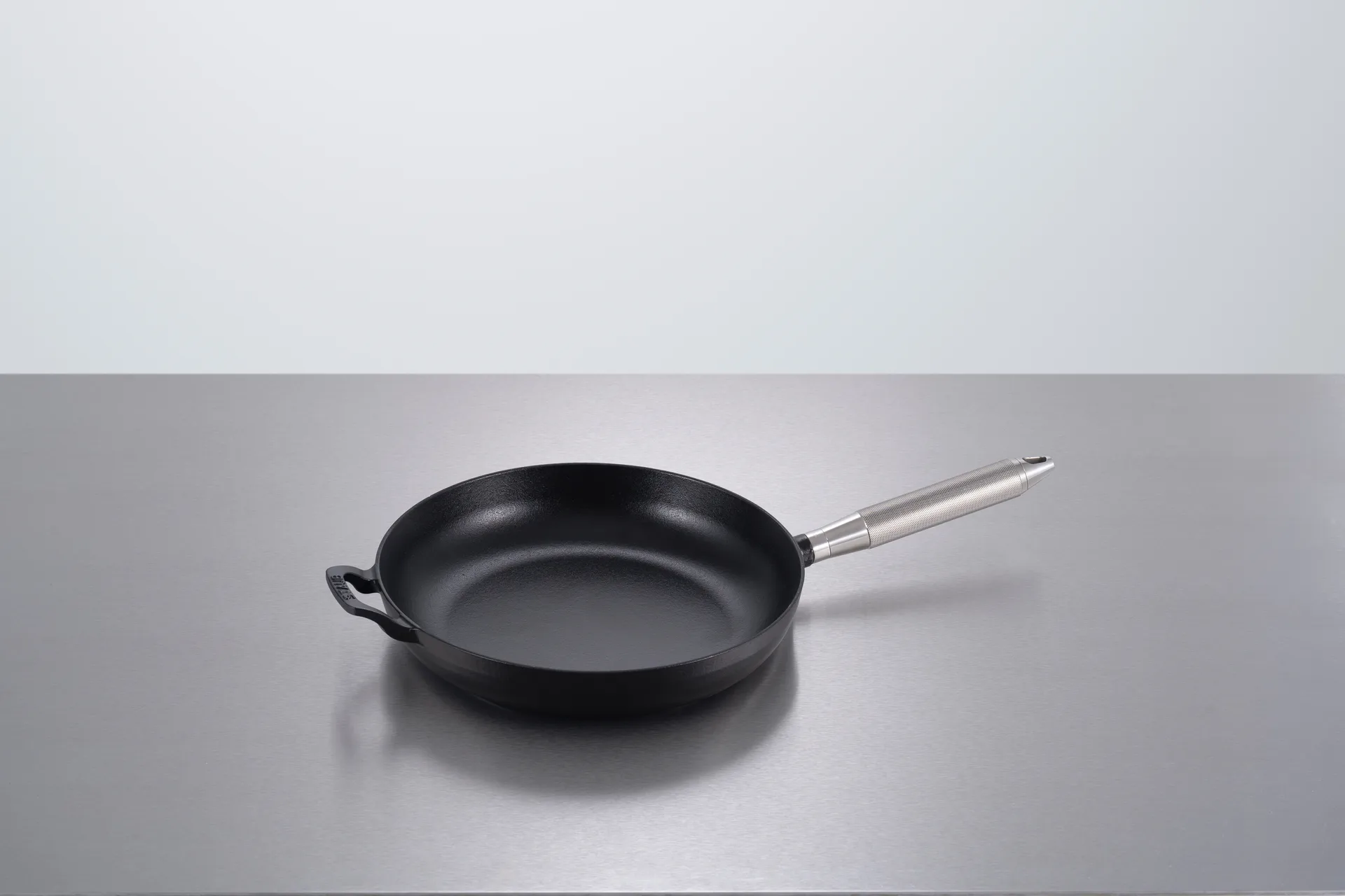 Buster & Punch cast iron frying pan black Ø28 cm, Steel handle STAUB