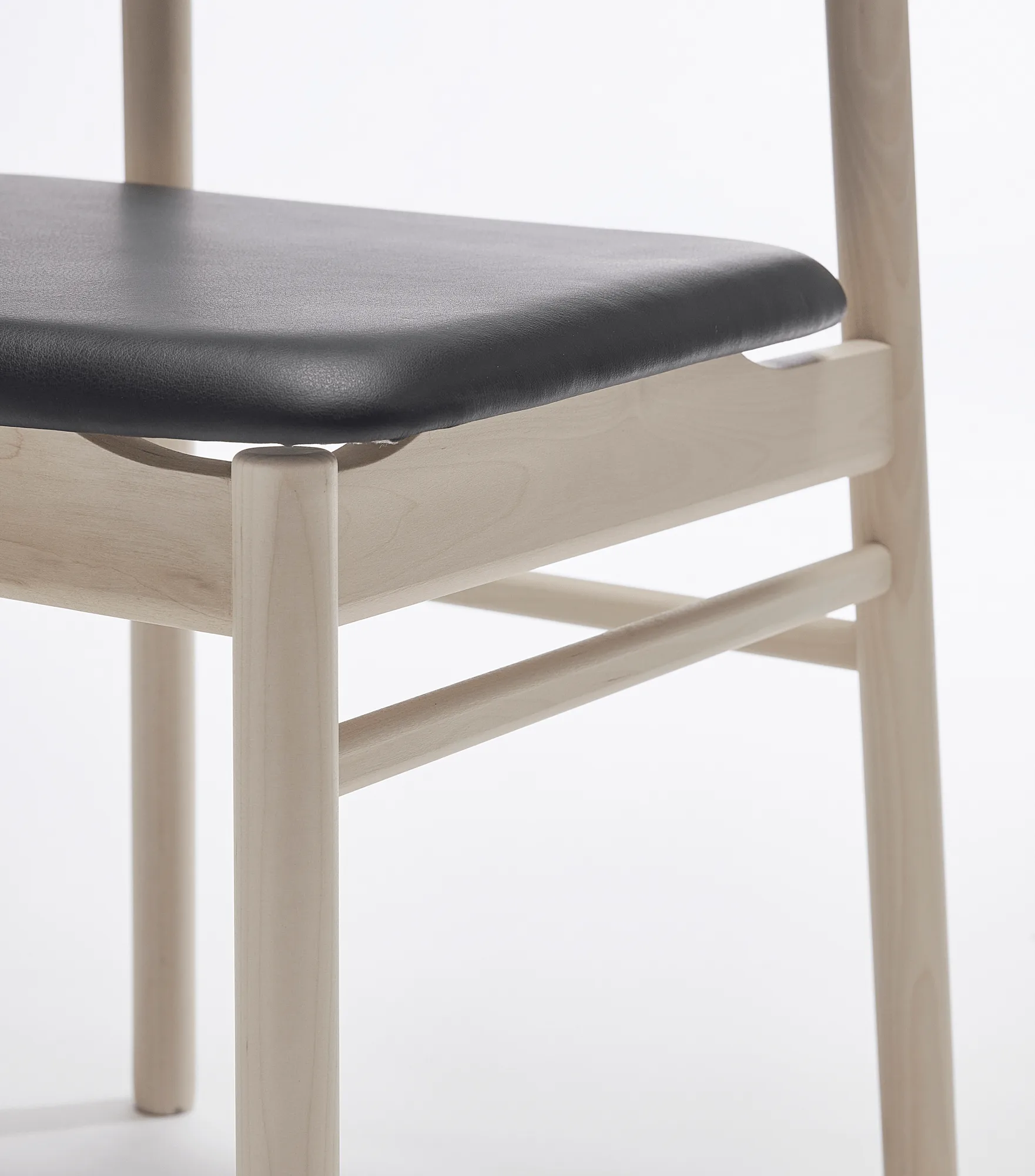 Prima Vista chair white-oiled birch, Leather Elmosoft 99001 black Stolab