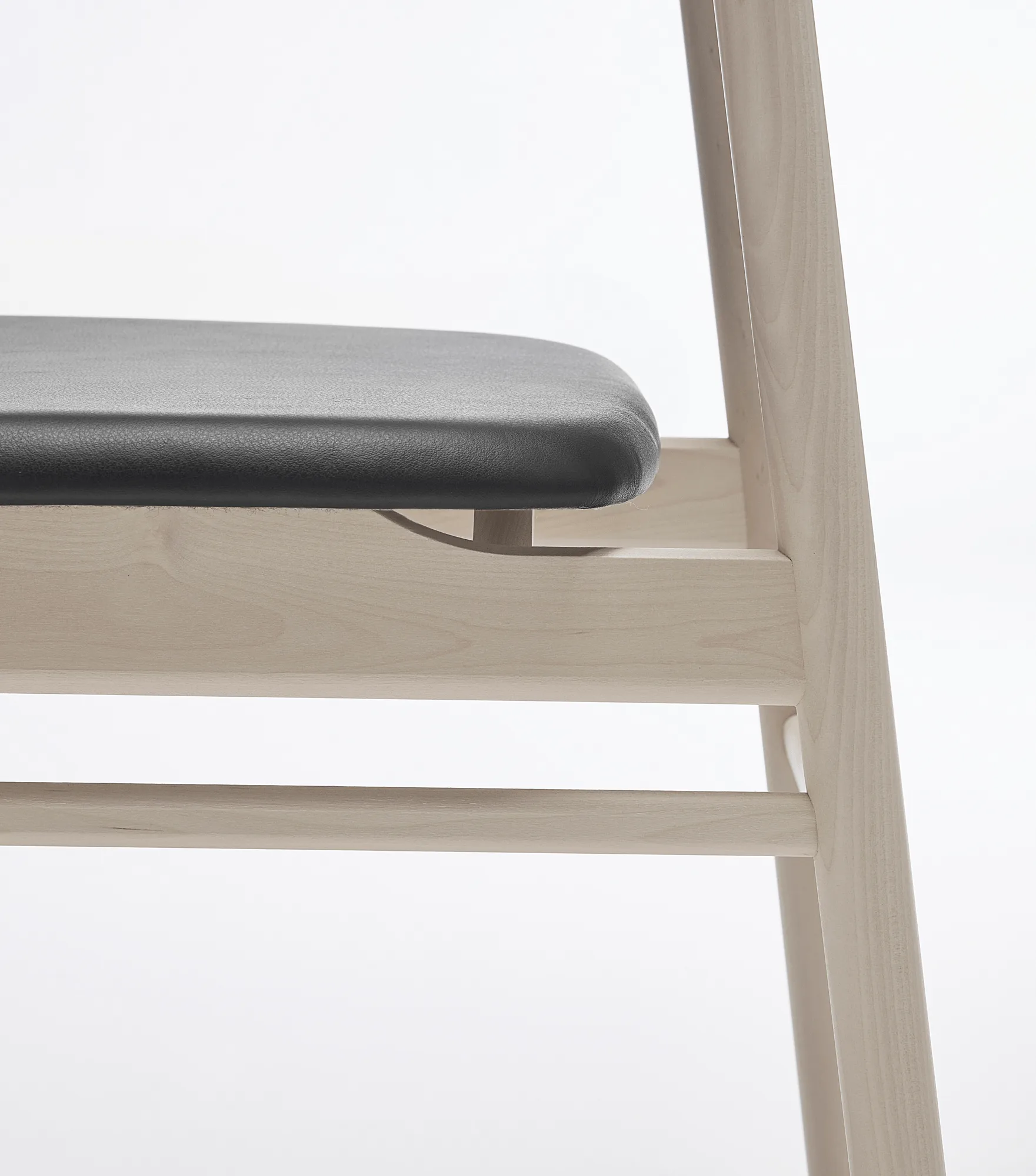 Prima Vista chair white-oiled birch, Leather Elmosoft 99001 black Stolab