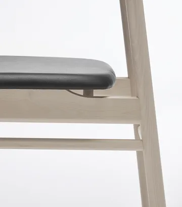 Prima Vista chair white-oiled birch - Leather Elmosoft 99001 black - Stolab