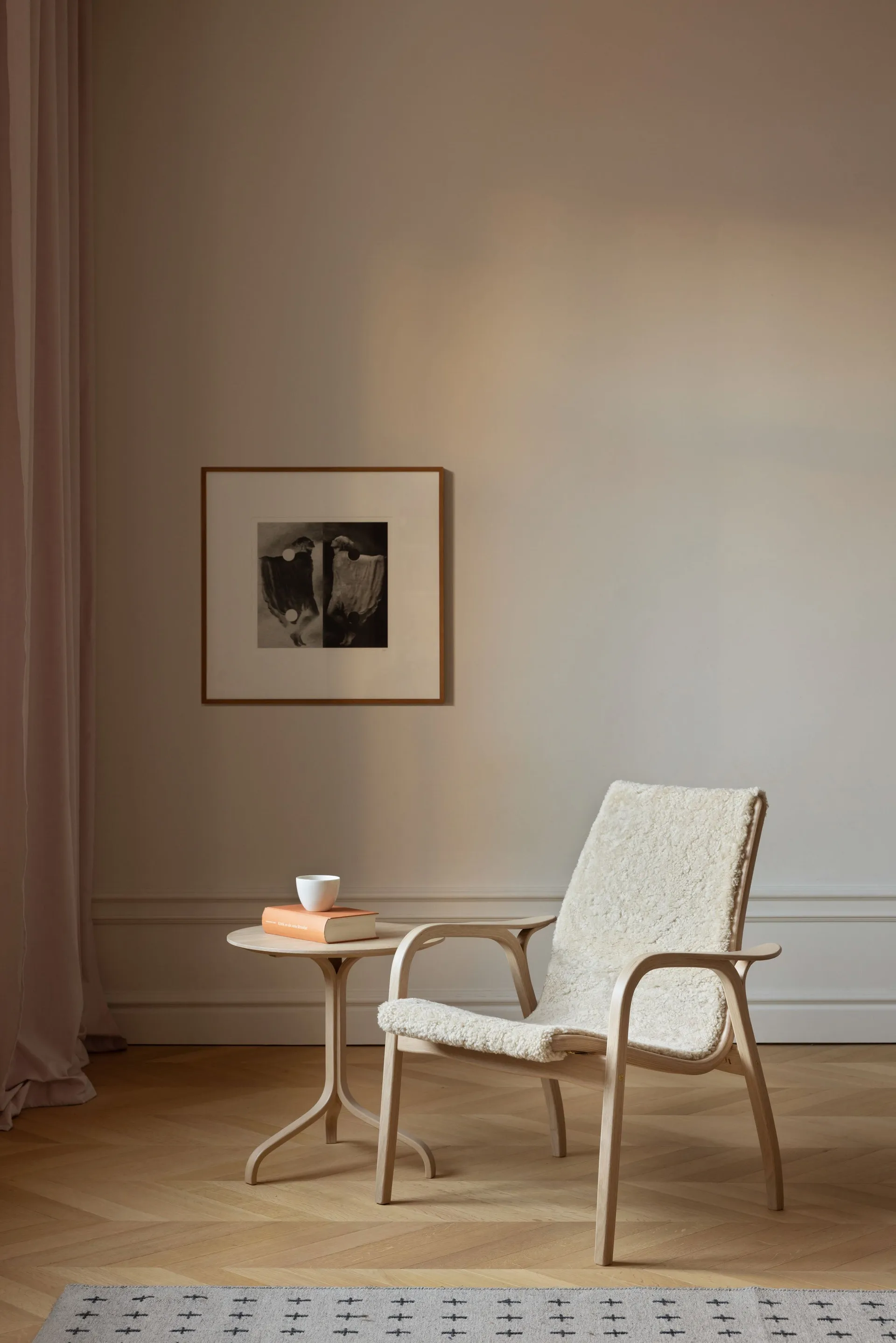 Laminett arm chair white pigmented oak/sheep skin, Scandinavian Grey (grey) Swedese