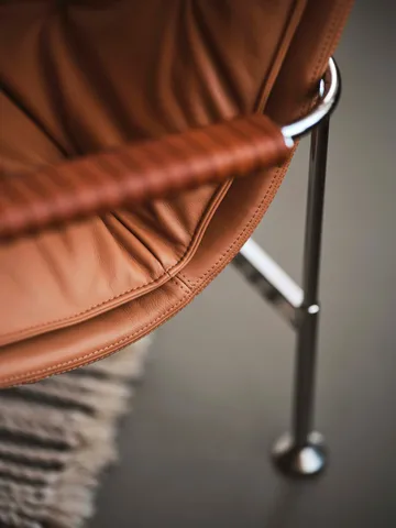 Serpentine armchair - Leather Elmo Soft Dark brown–Tärnsjö Tobacco - Swedese