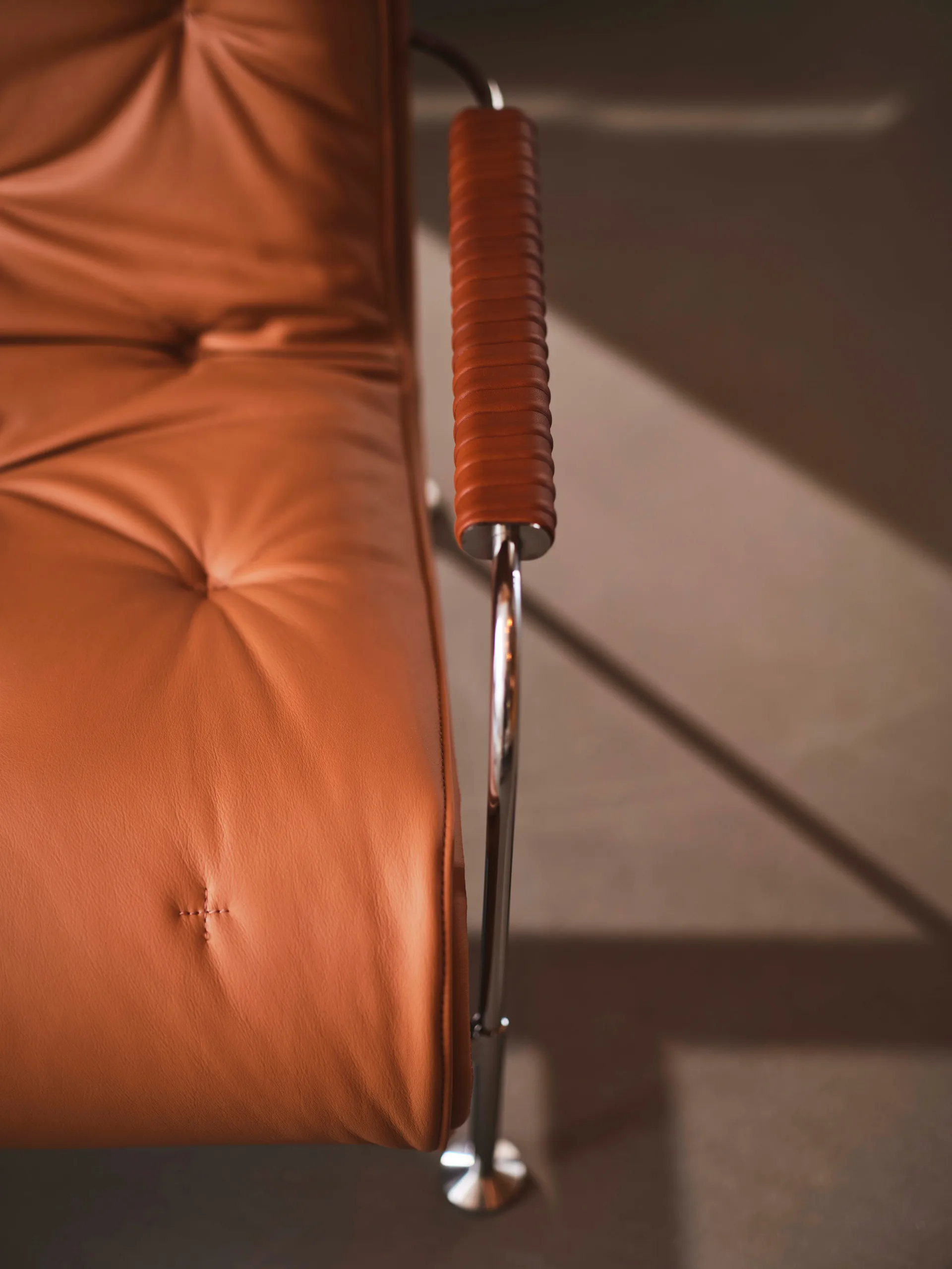 Serpentine armchair, Leather Elmo Soft Light Brown-chrome-tärnsjö Cognac Swedese