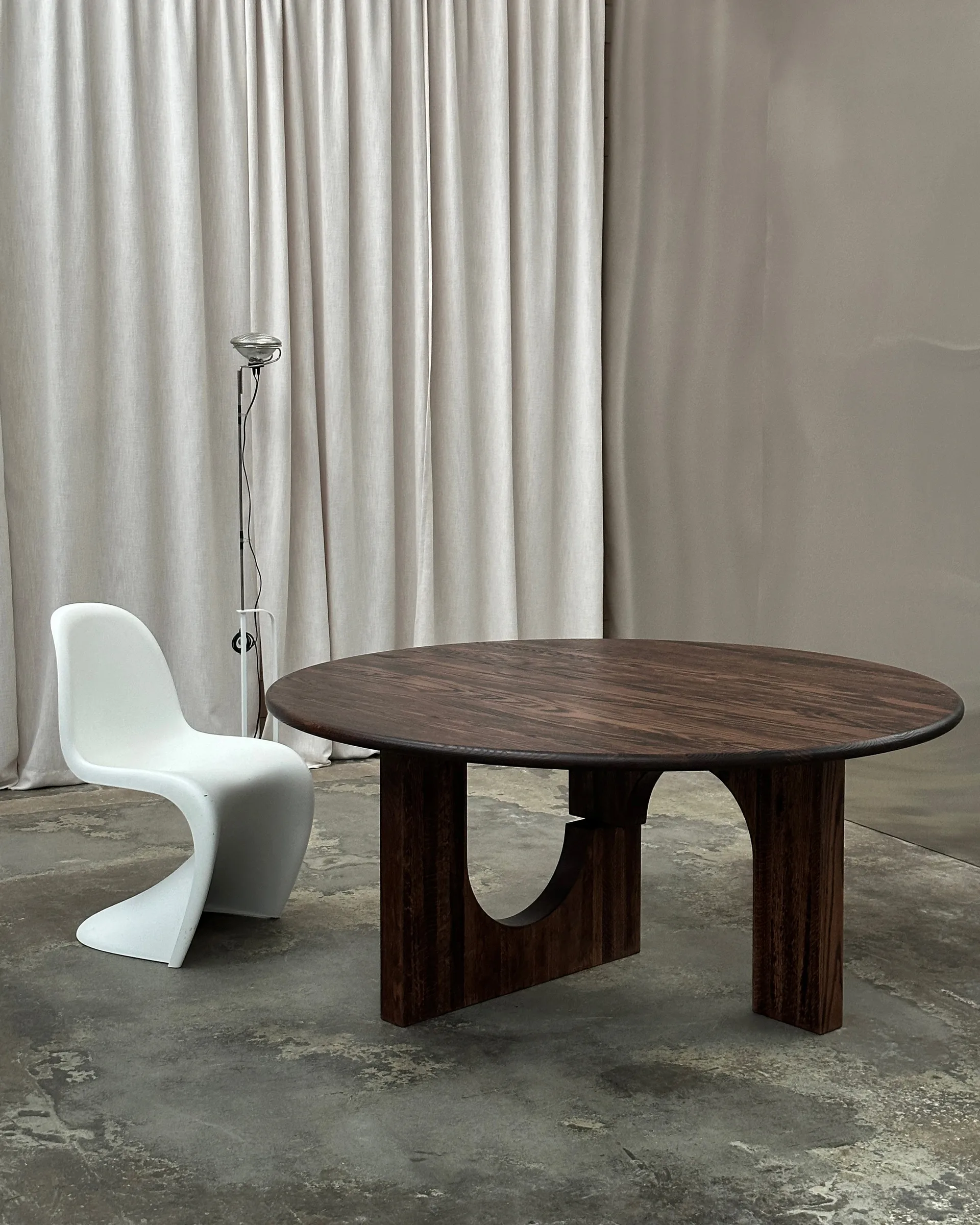 Sanders dining table Ø160 cm, Dark stained oak Tinted
