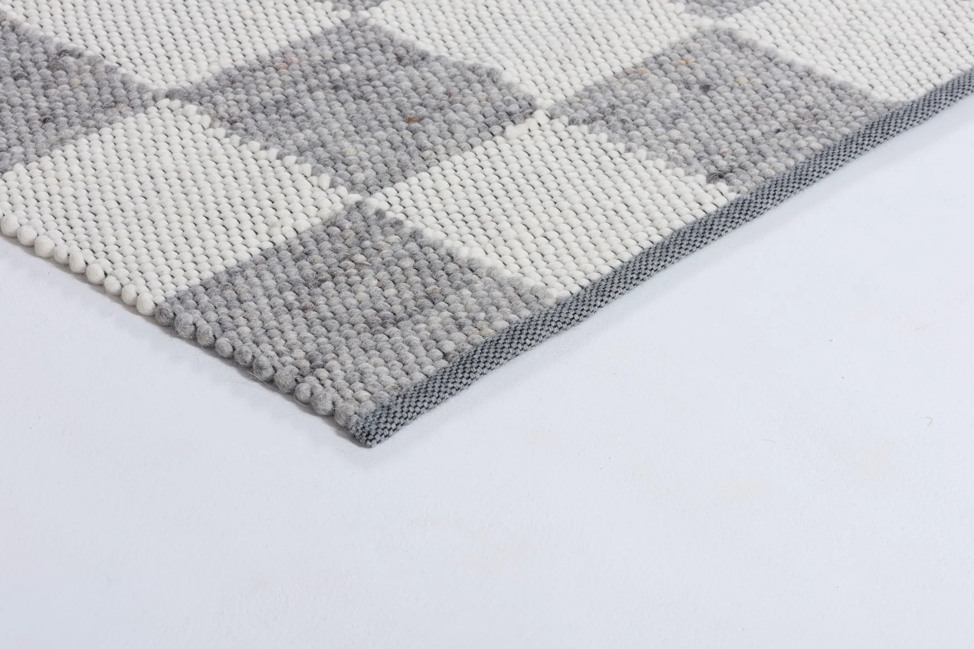 Gotland Design rug Special Edition, Silver-white No. 2418, 250x350 cm Tisca