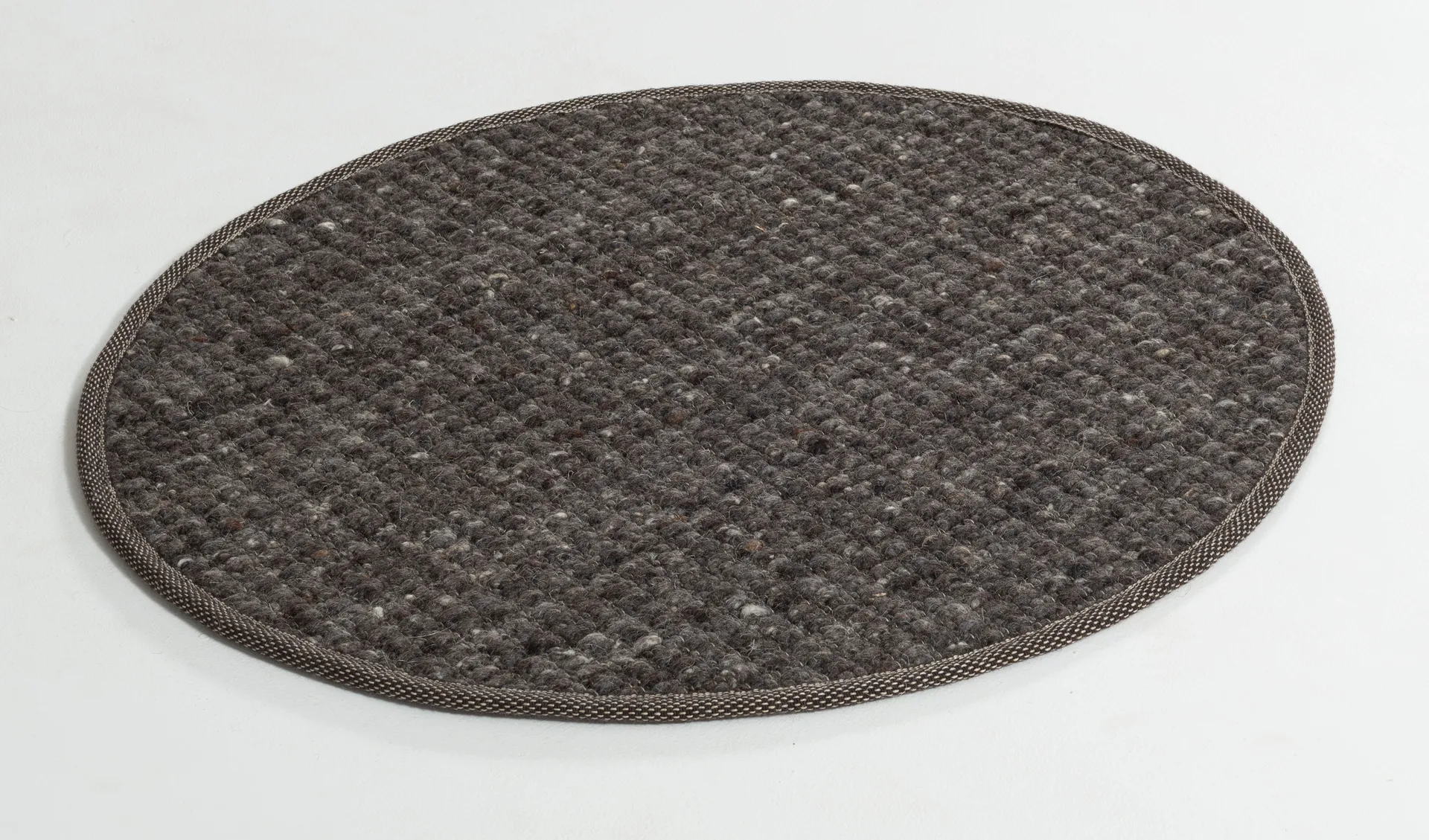 Greenland Swift round rug, Anthracite no. 83, Ø170 cm Tisca