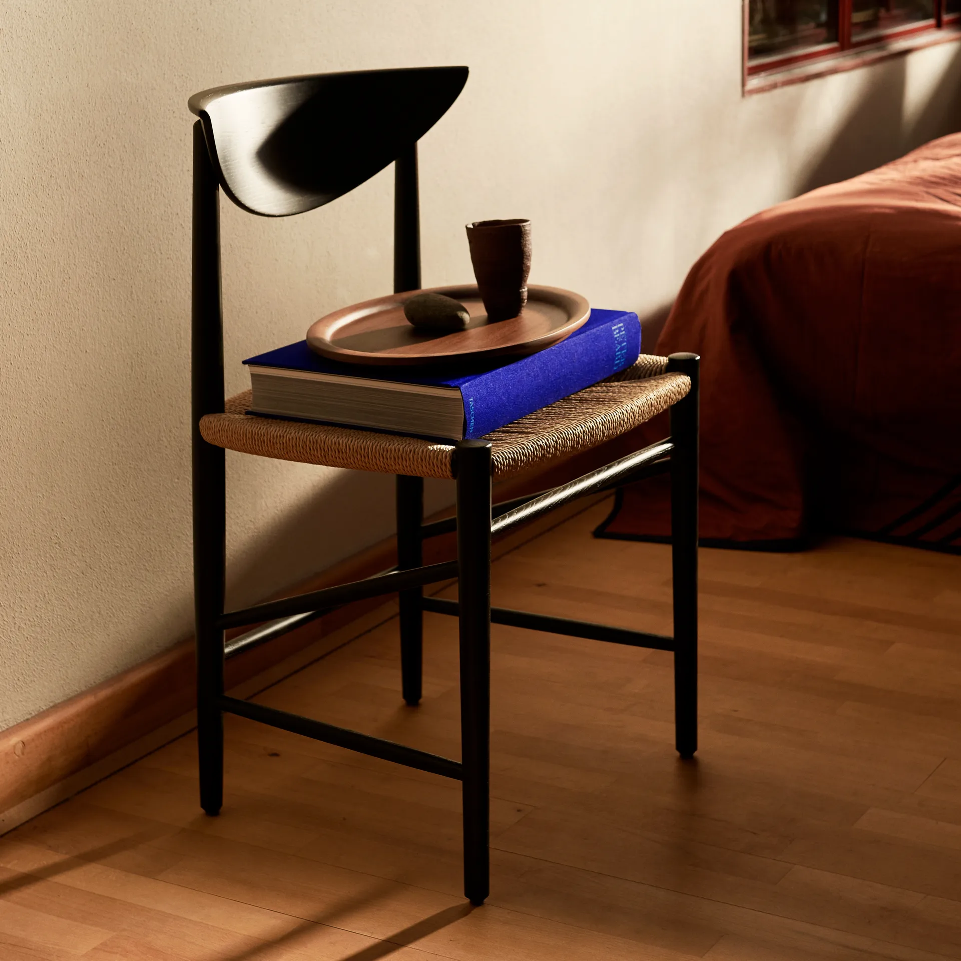 Drawn chair HM3, Black oak &Tradition