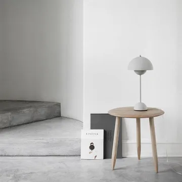 FlowerPot VP3 table lamp - matte light grey - &Tradition