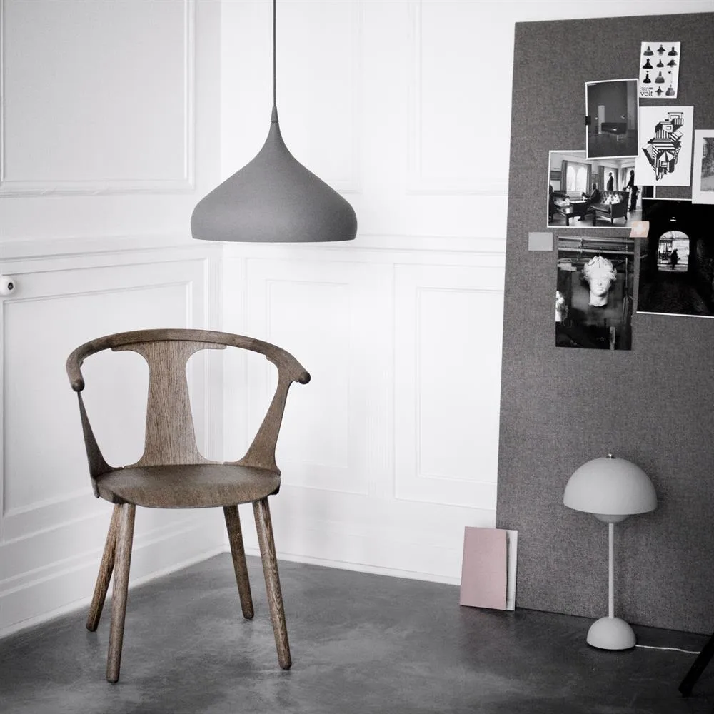 FlowerPot VP3 table lamp, matte light grey &Tradition