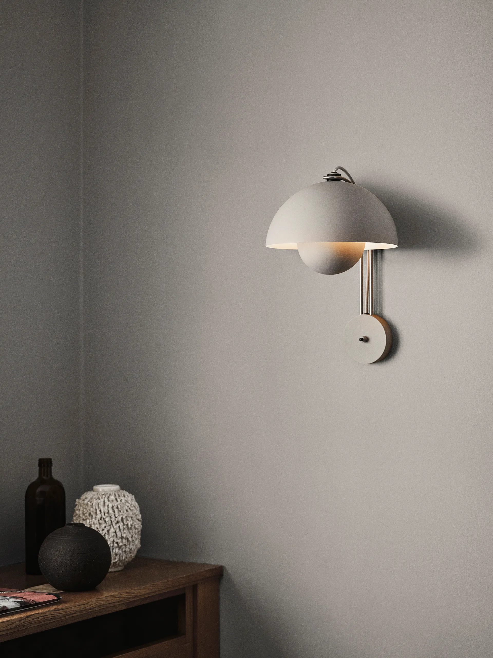 Flowerpot VP8 wall lamp, Grey beige &Tradition