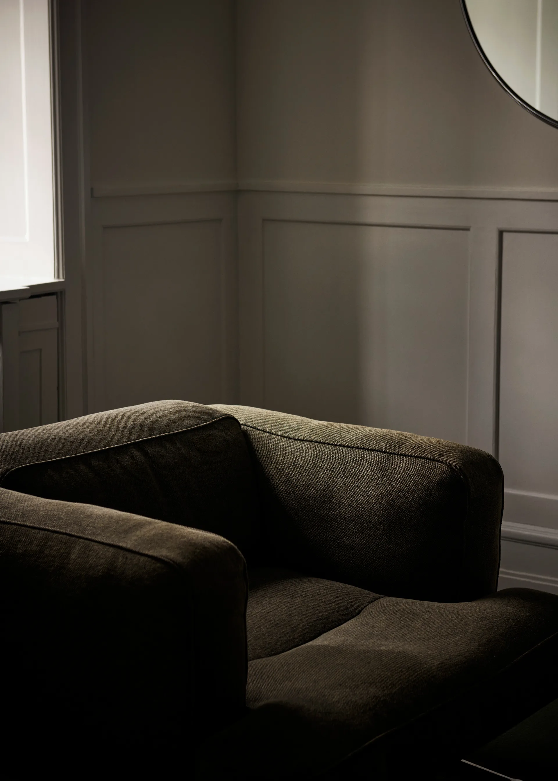 Inland AV21 armchair, Clay 0014-polished aluminium &Tradition