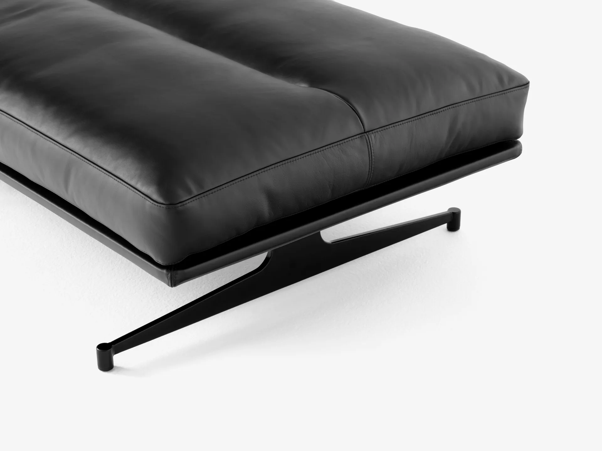 Inland AV32 pouf 78x113 cm, Noble leather black-warm black &Tradition