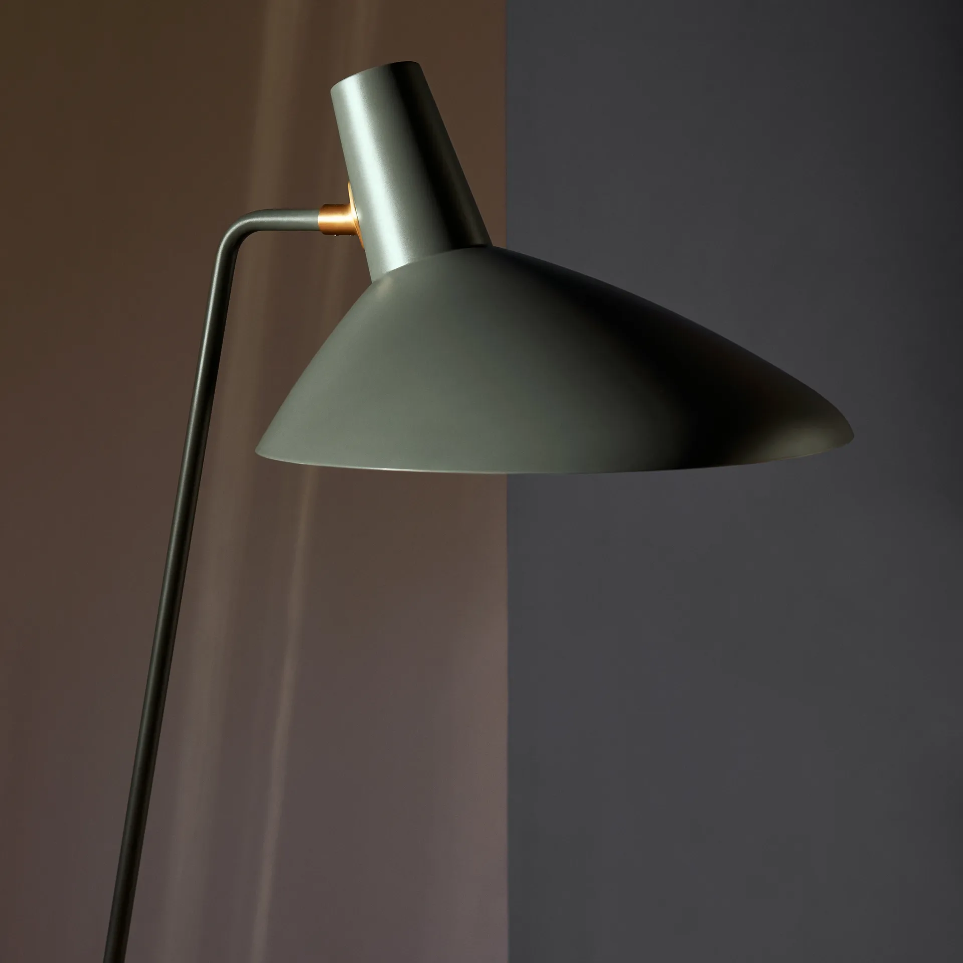 Tripod floor lamp HM8, Moss &Tradition