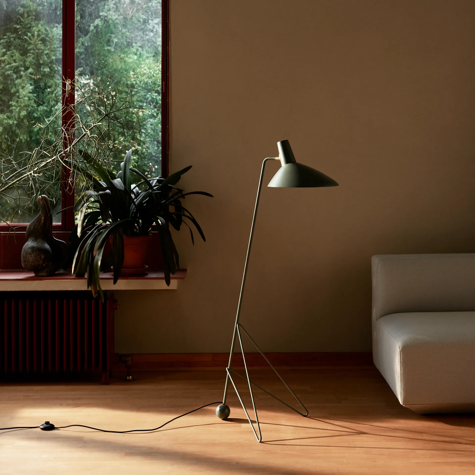 Tripod floor lamp HM8, Moss &Tradition