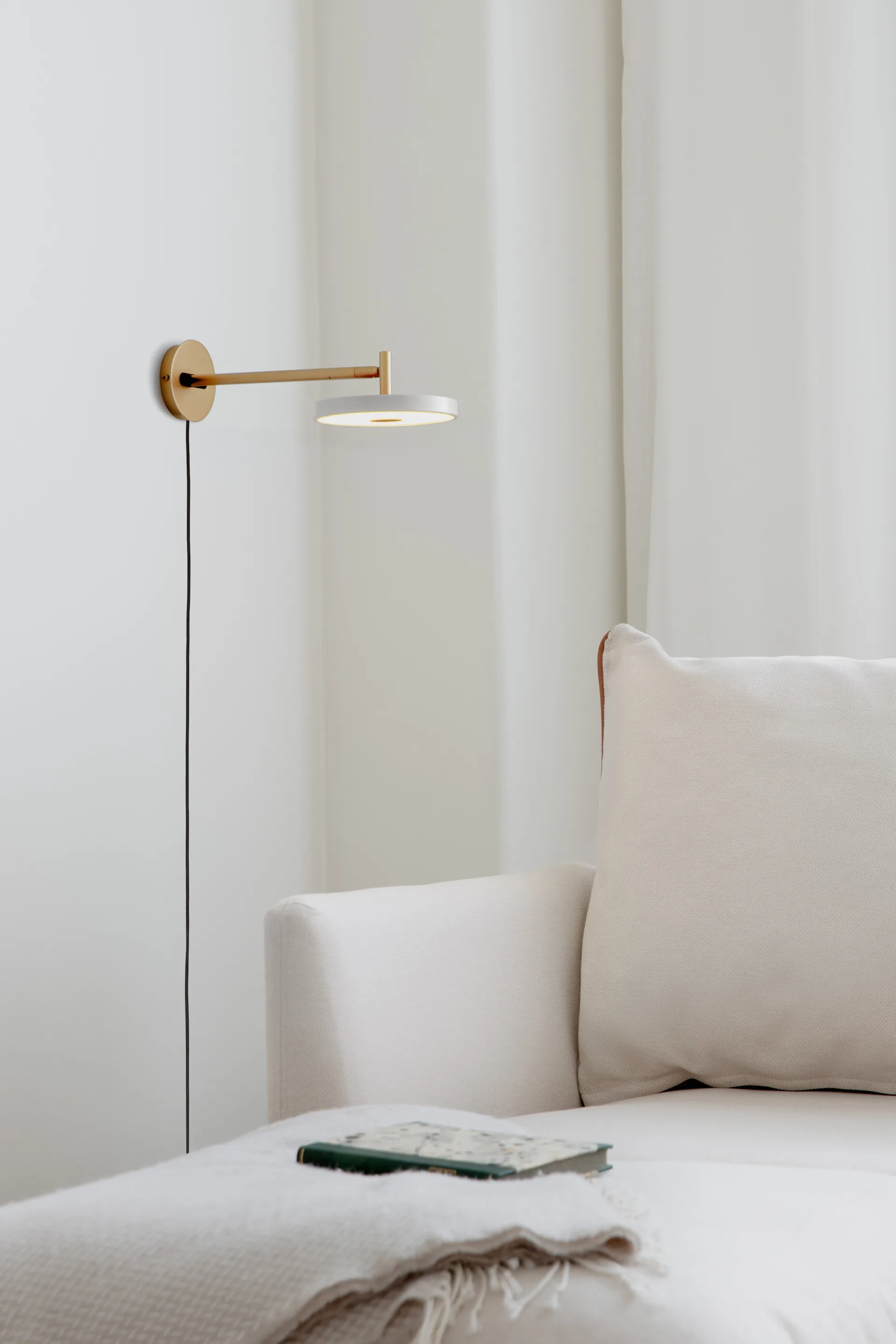 Asteria Wall wall lamp, Long, Pearl white-brass Umage