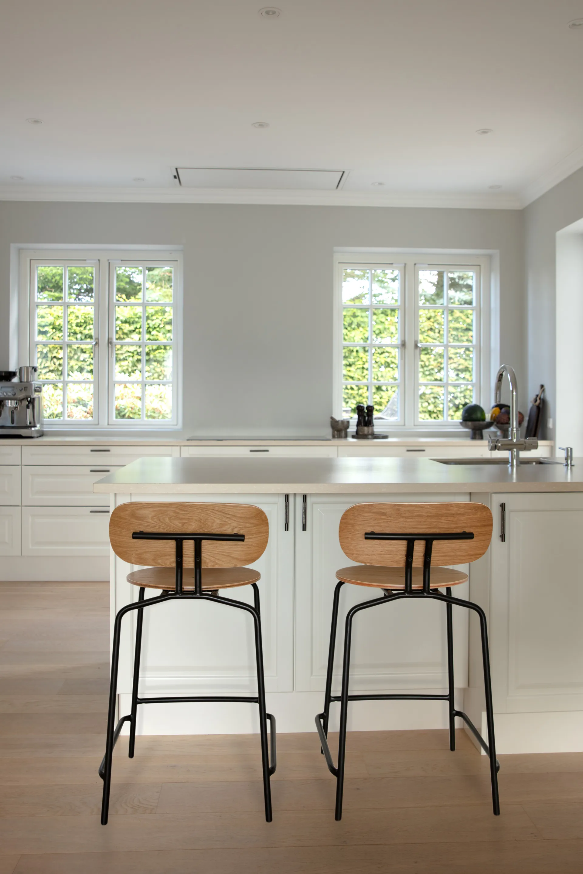 Curious barstool 65 cm, Oak-black Umage