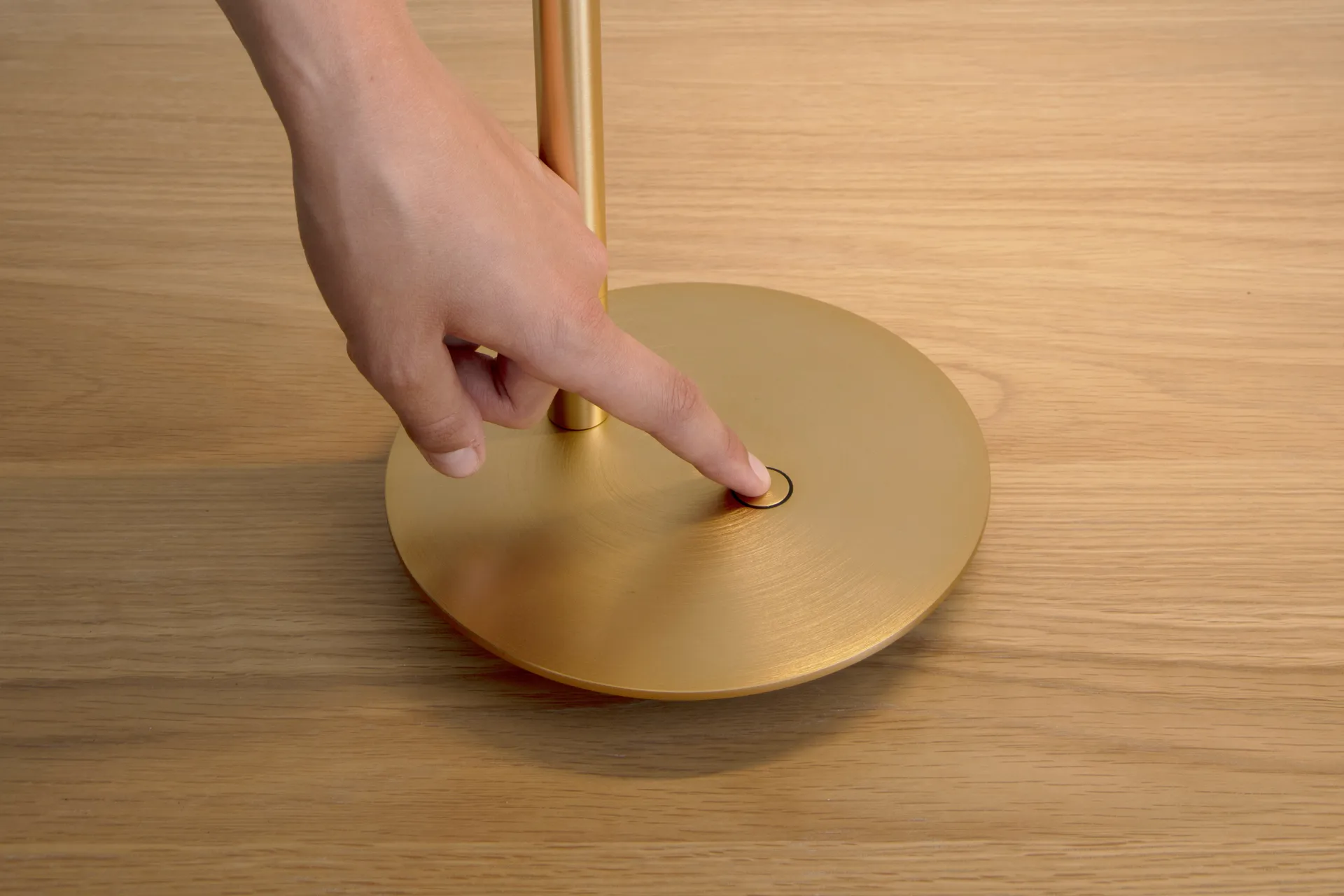 Omni Table table lamp, Brushed brass Umage