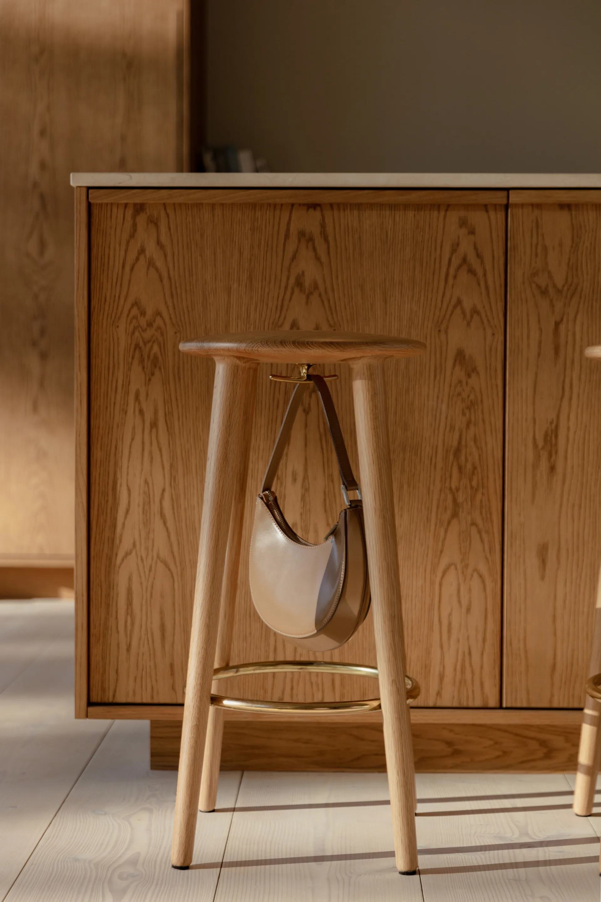 The Socialite Counter bar stool 67.5 cm, Oak Umage