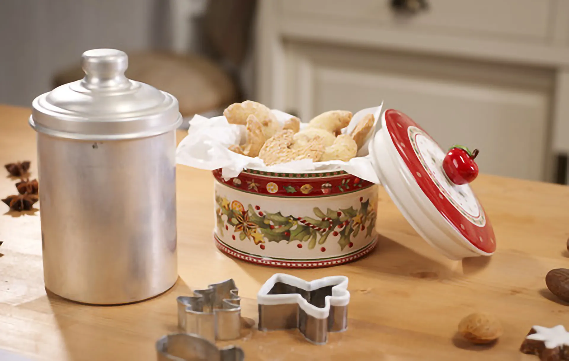 Winter Bakery cookie jar M 0.55 L, White-red Villeroy & Boch