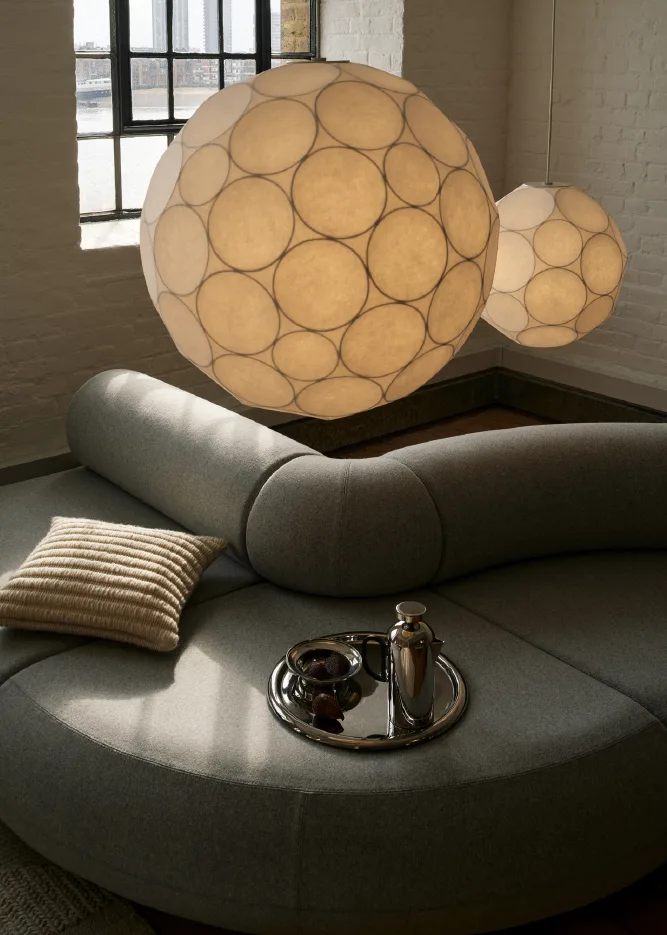 Lamps with paper shades are one of the interior trends in autumn 2025. Here, several Soft pendant lamps from Tom Dixon hang from the ceiling.