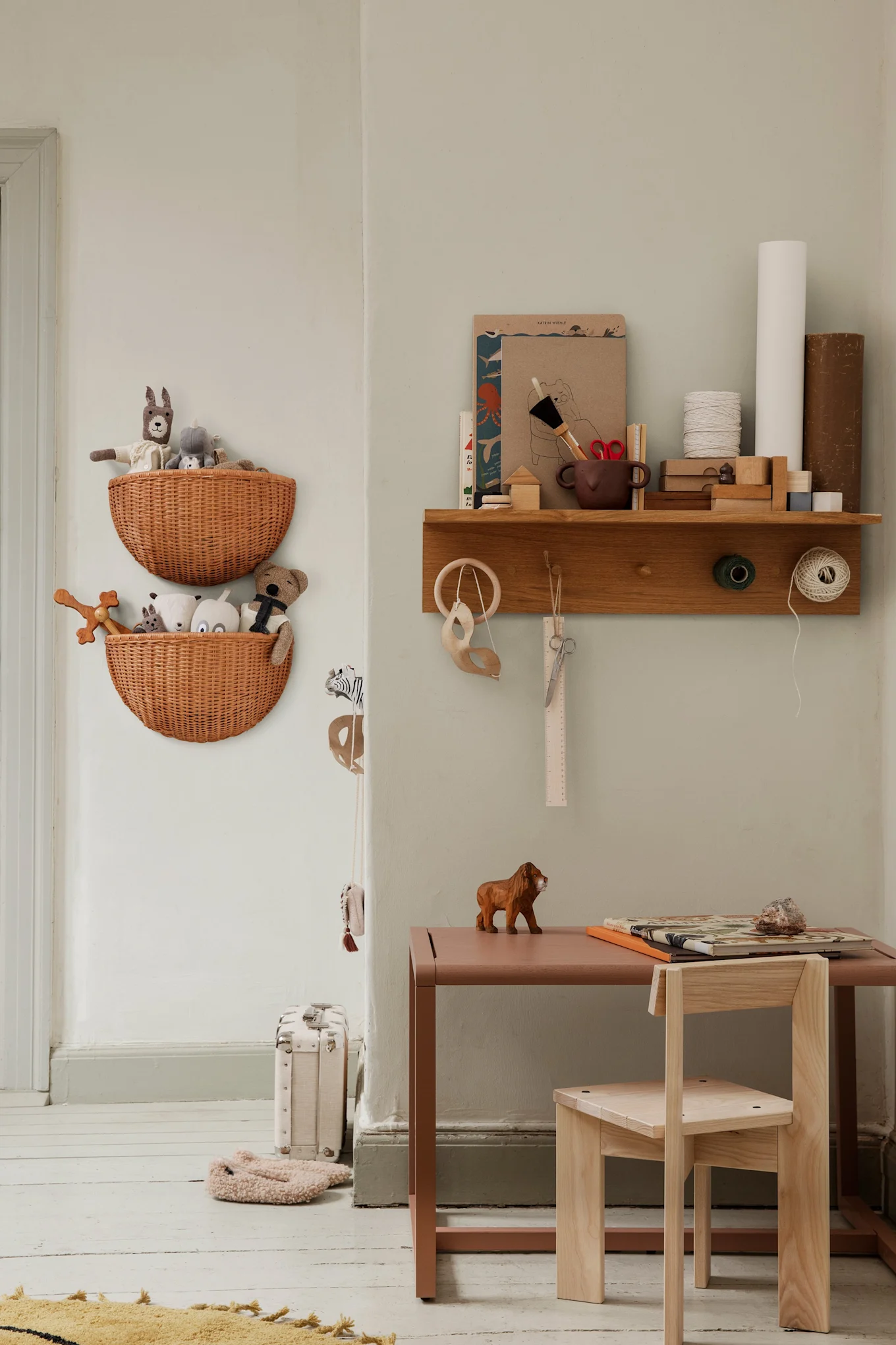 Discover how to declutter your home. Here you see the Ferm Living baskets and hooks with shelf hanging on the wall in a children's bedroom. 